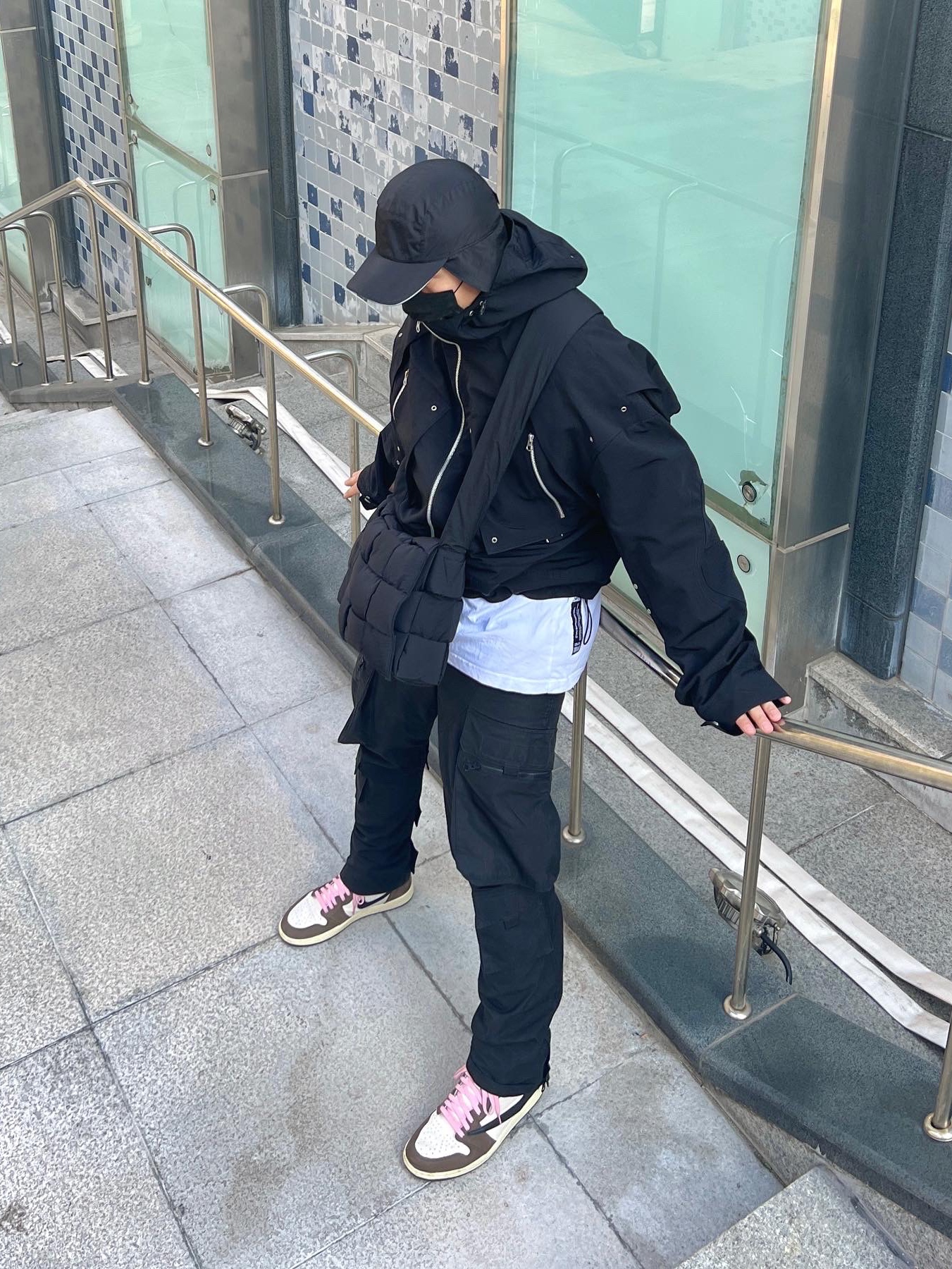 Bottega Veneta Large Padded Tech Cassette Black, Jordan 1 x Travis Scott Retro High OG SP Mocha 착용 스타일 - 2