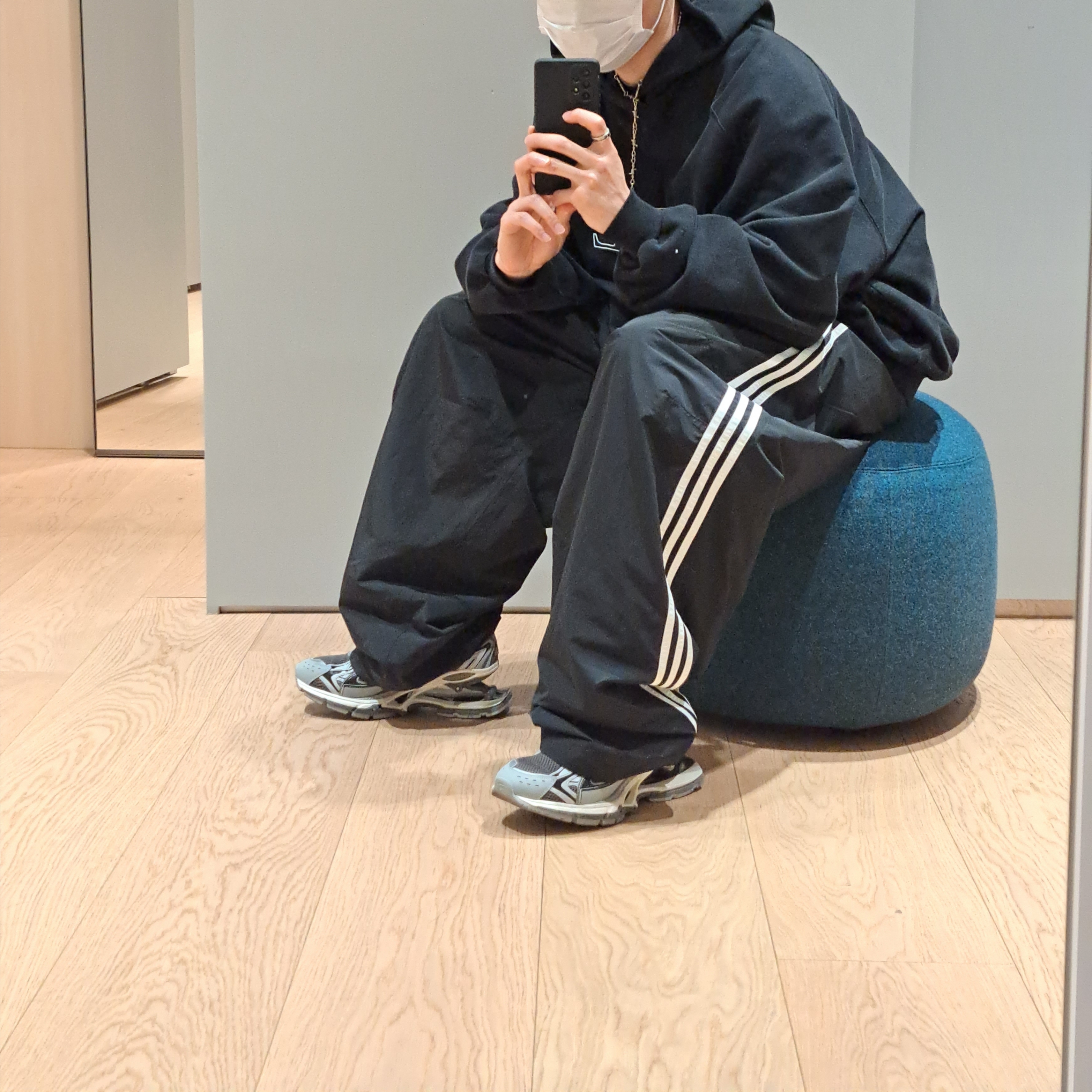 Balenciaga 3XL Patched T-Shirt Hoodie Oversized Black, Balenciaga x Adidas Tracksuit Trousers Black 착용 스타일
