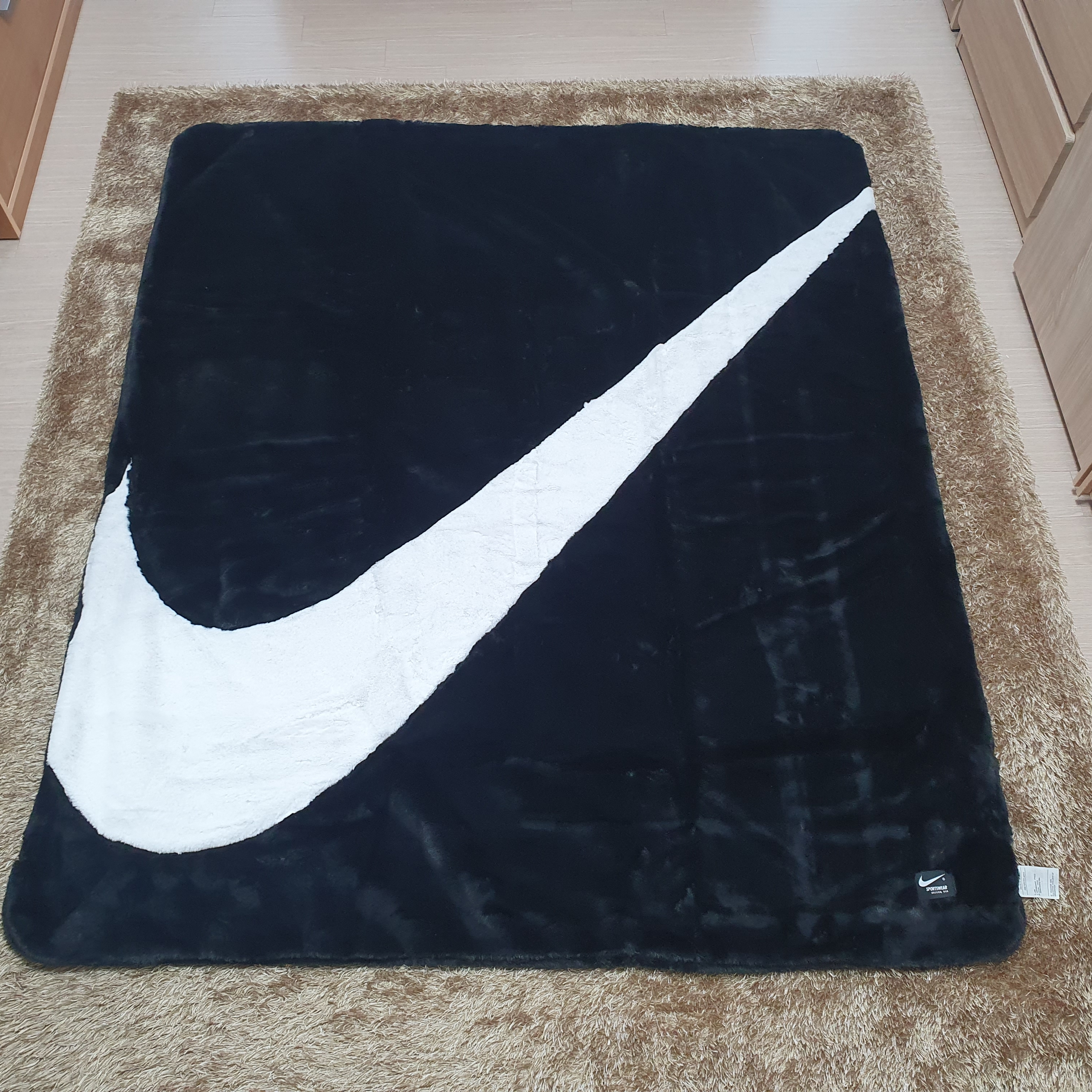 Nike NSW Faux Fur Blanket Black White 착용 스타일 - 1