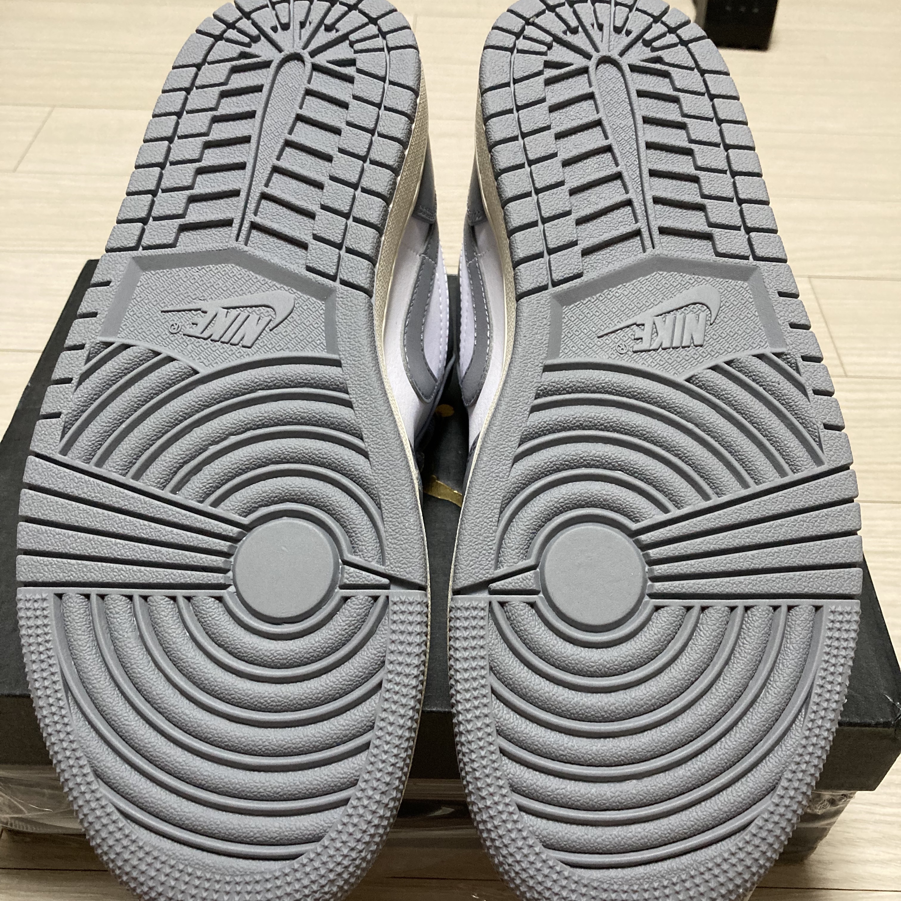 Jordan 1 Low Stealth and White 착용 스타일 - 4