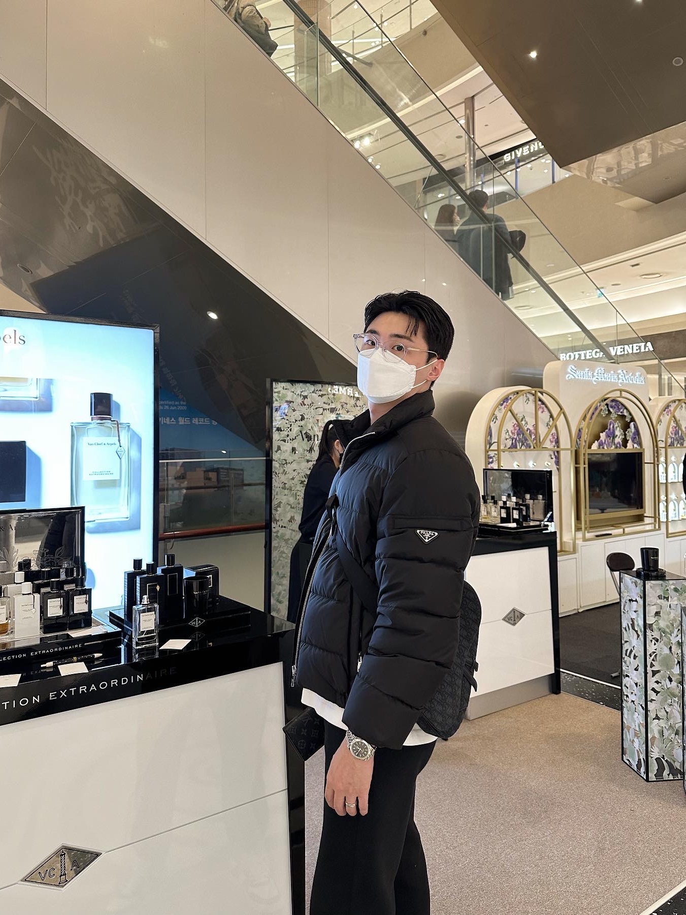Prada Re-Nylon Short Puffer Jacket Black 착용 스타일 - 2