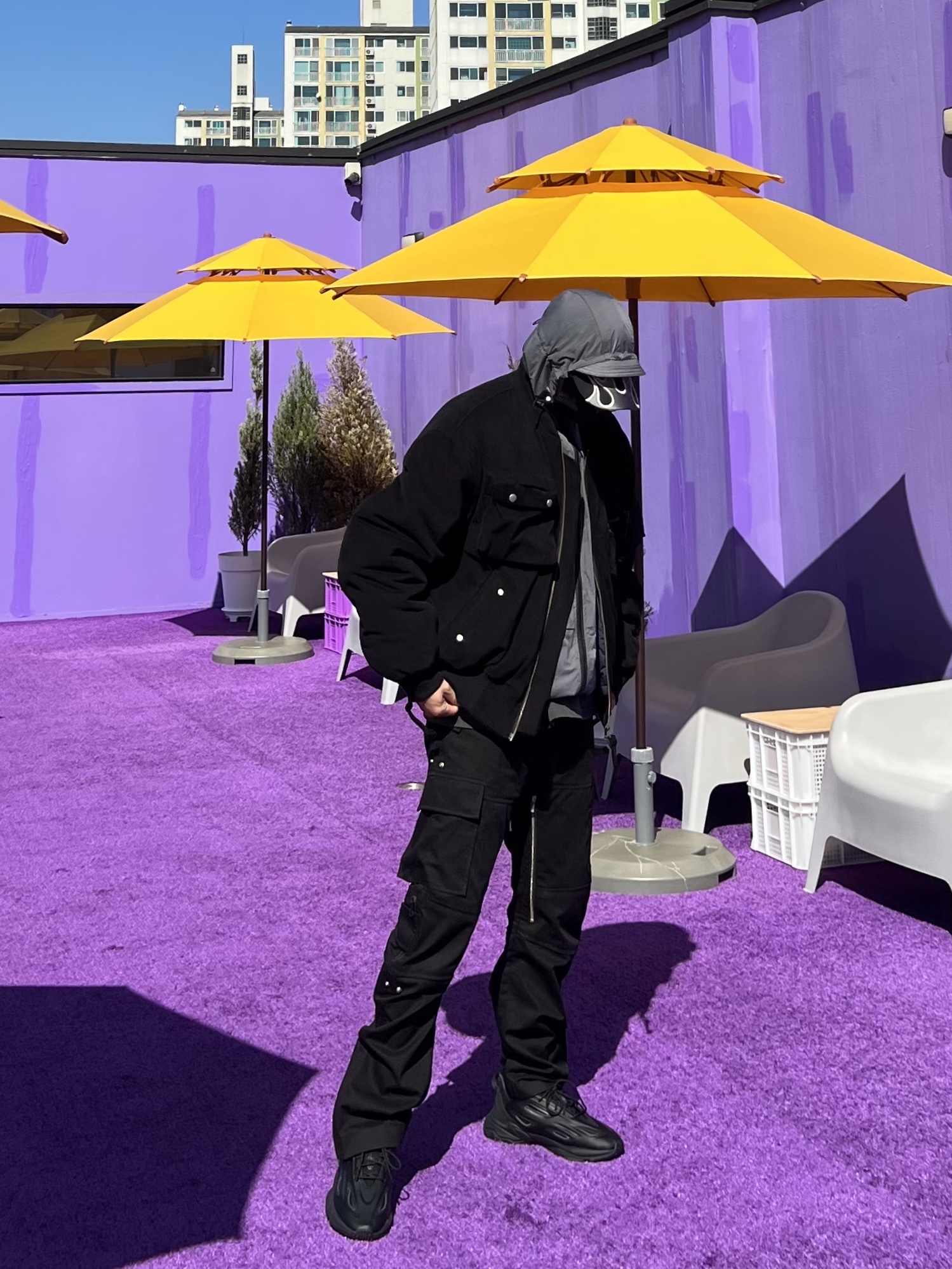 Yeezy Gap Engineered By Balenciaga Flame Cap Black, Adidas Ozweego Celox Core Black 착용 스타일 - 4