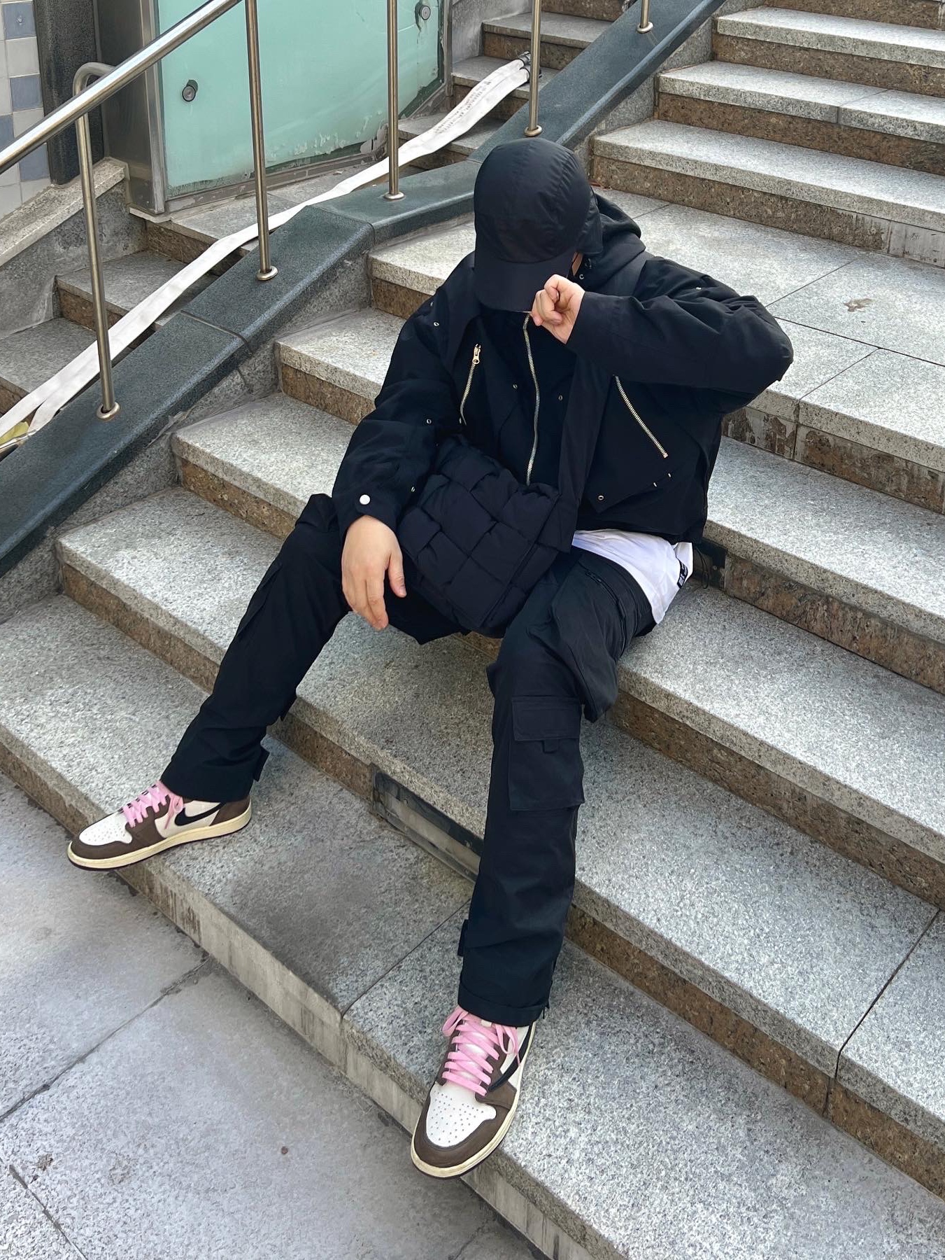 Bottega Veneta Large Padded Tech Cassette Black, Jordan 1 x Travis Scott Retro High OG SP Mocha 착용 스타일 - 3