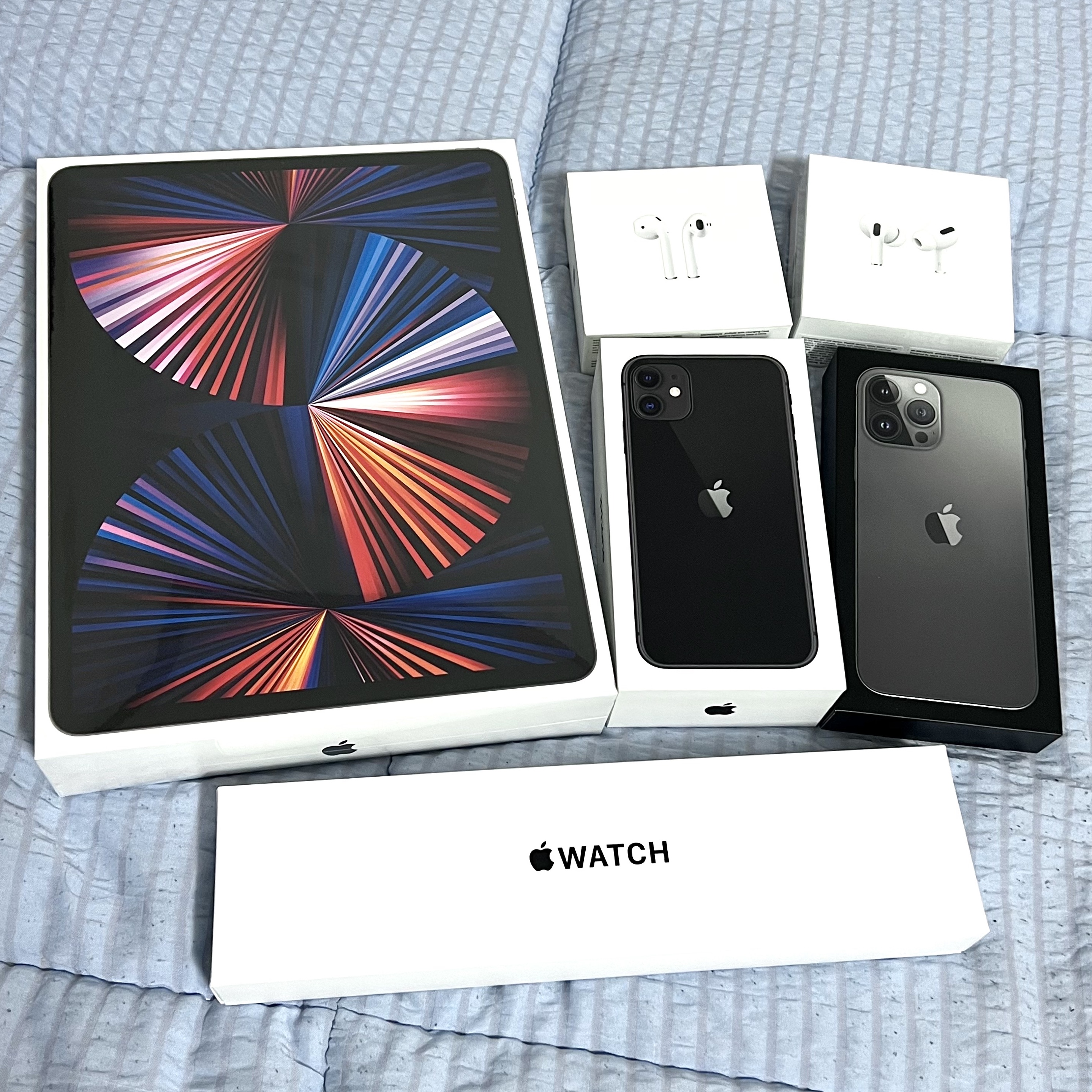 Apple iPad Pro 5th Gen 12.9-inch Wifi 128GB Space Gray (Korean Ver.), Apple Watch SE 40mm GPS Midnight Aluminum Case with Sport Band Midnight (Korean Ver.) 착용 스타일