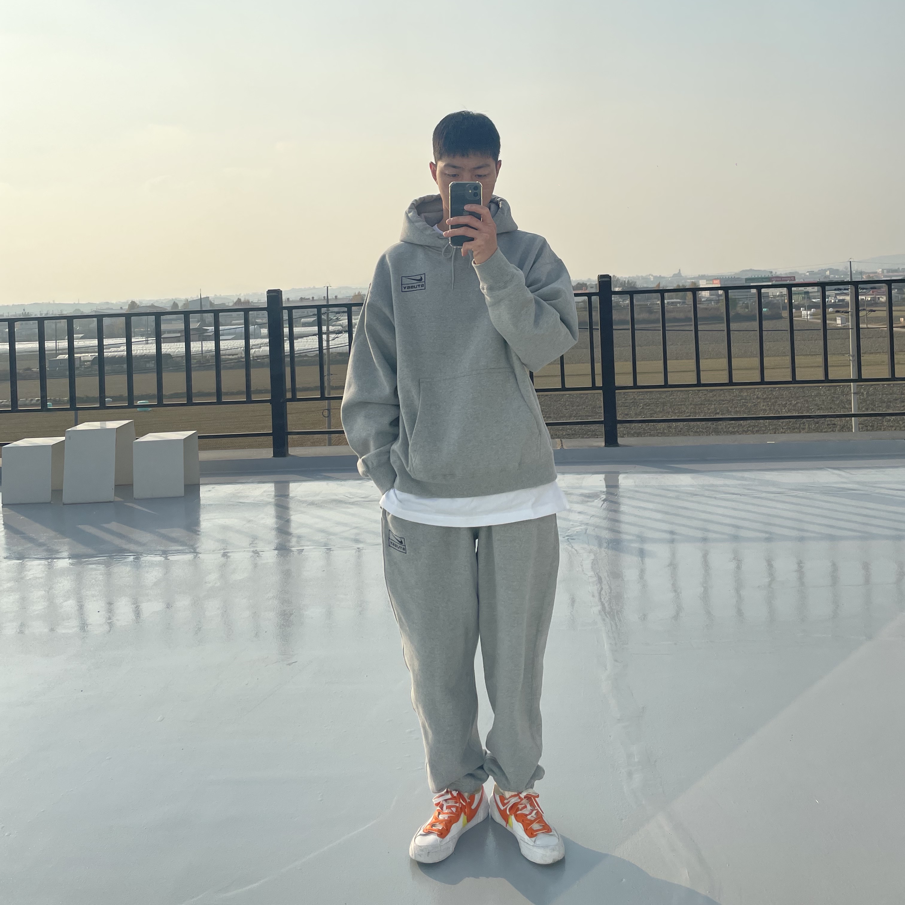 Nike x Sacai Blazer Low Magma Orange, Nike x Stussy NRG RA Pullover Hoodie Dark Grey Heather (DJ9488-063) 착용 스타일