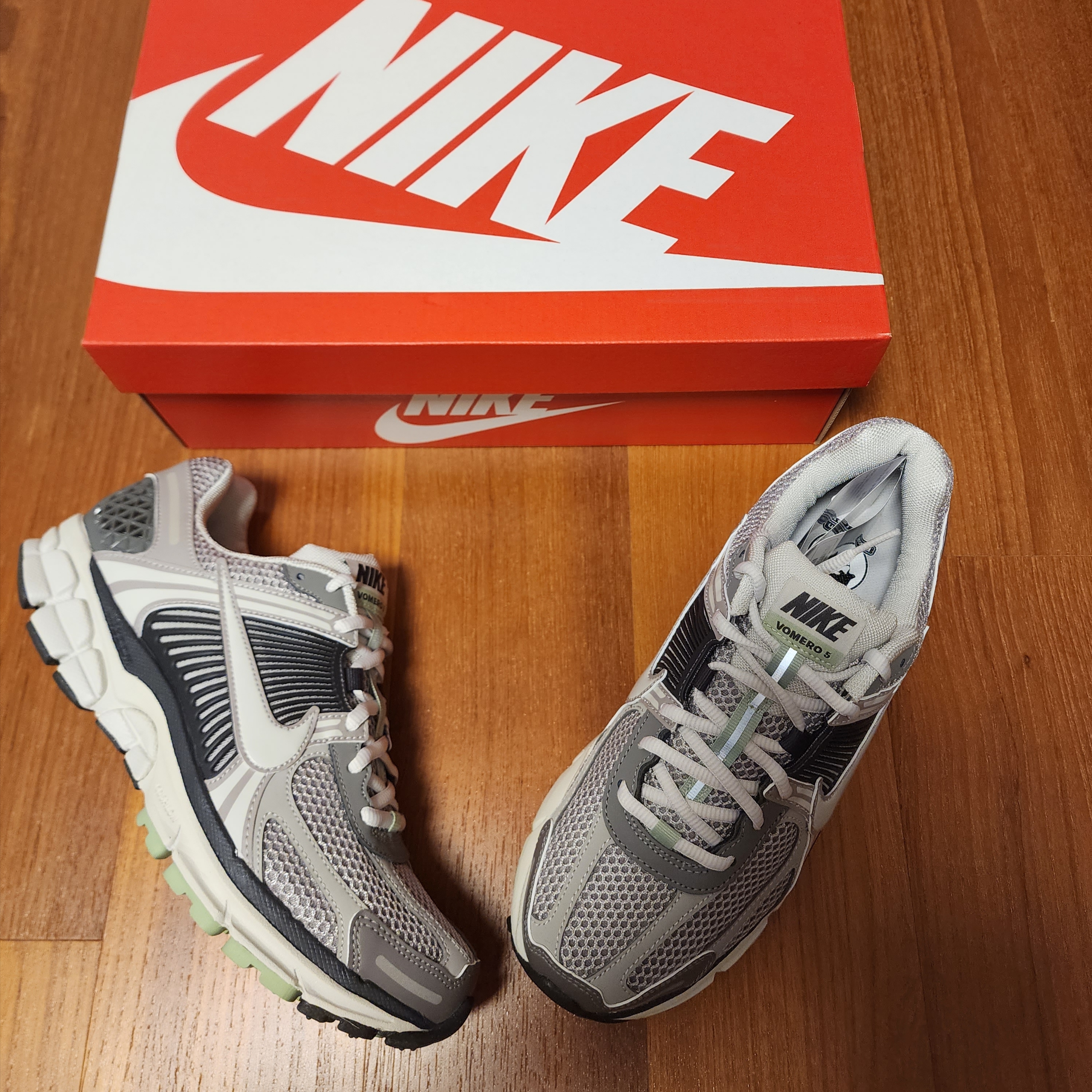 (W) Nike Zoom Vomero 5 Cobblestone and Flat Pewter 착용 스타일 - 3