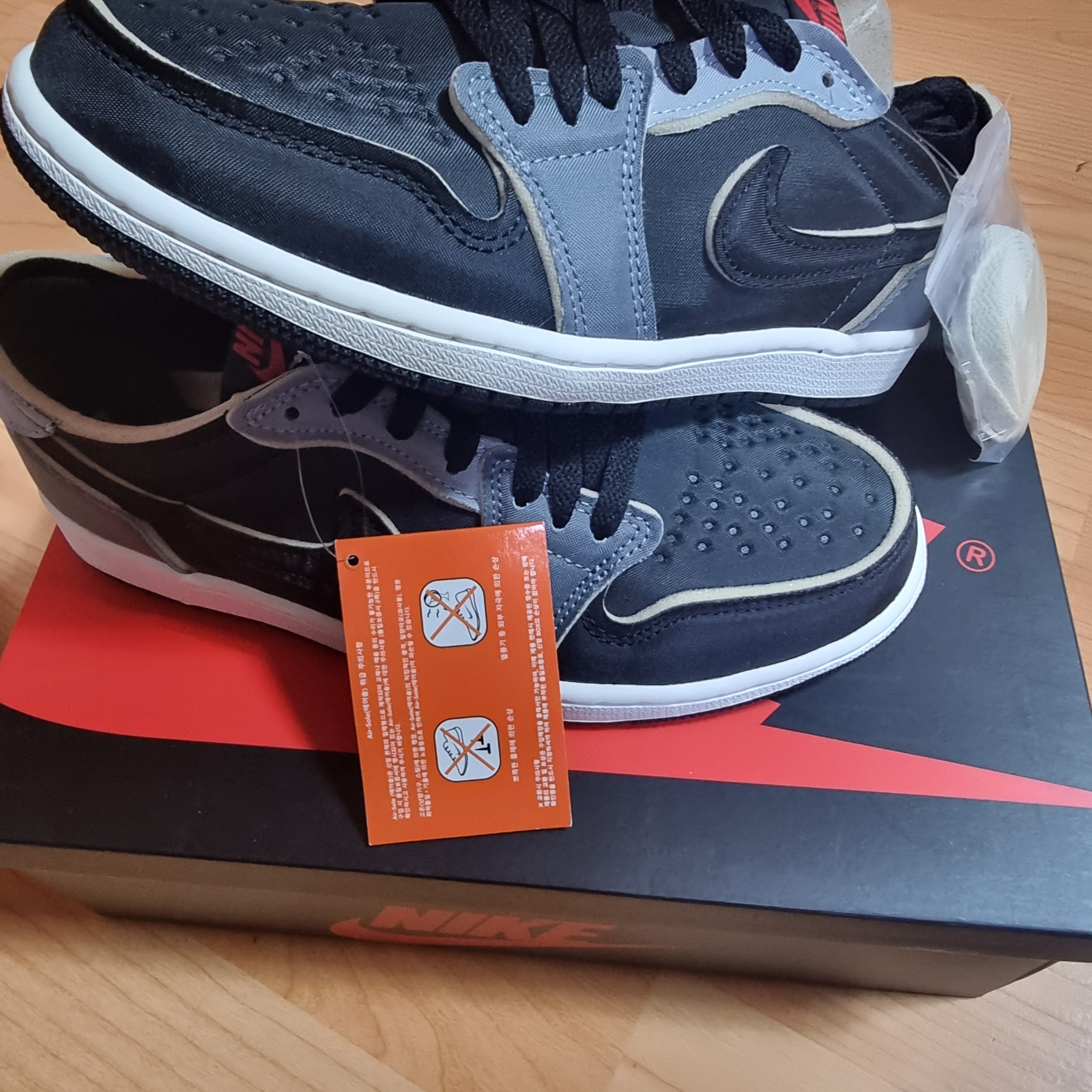 Jordan 1 Retro Low OG EX Black and Smoke Grey 착용 스타일