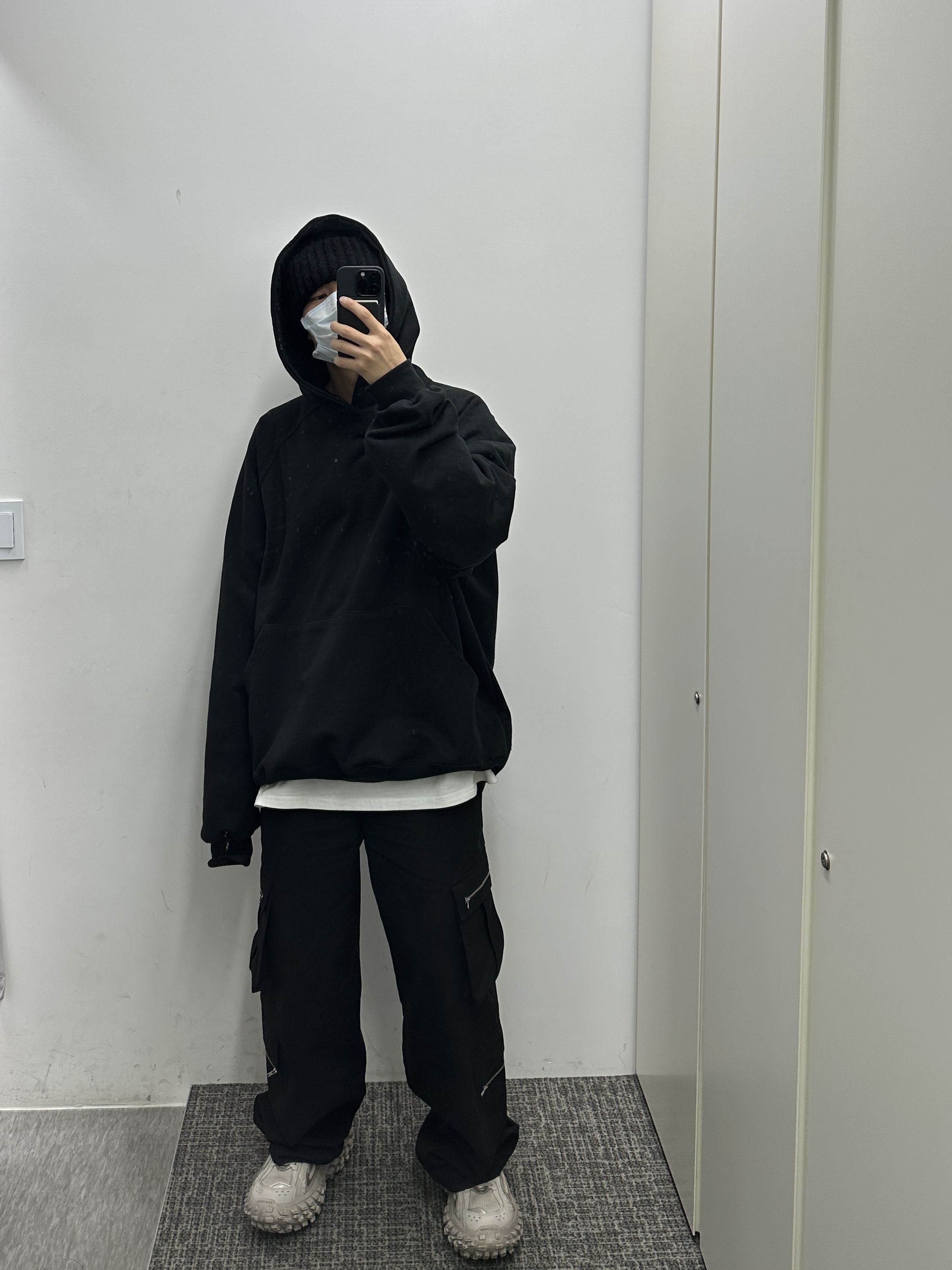 Balenciaga Defender Sneakers Beige 착용 스타일