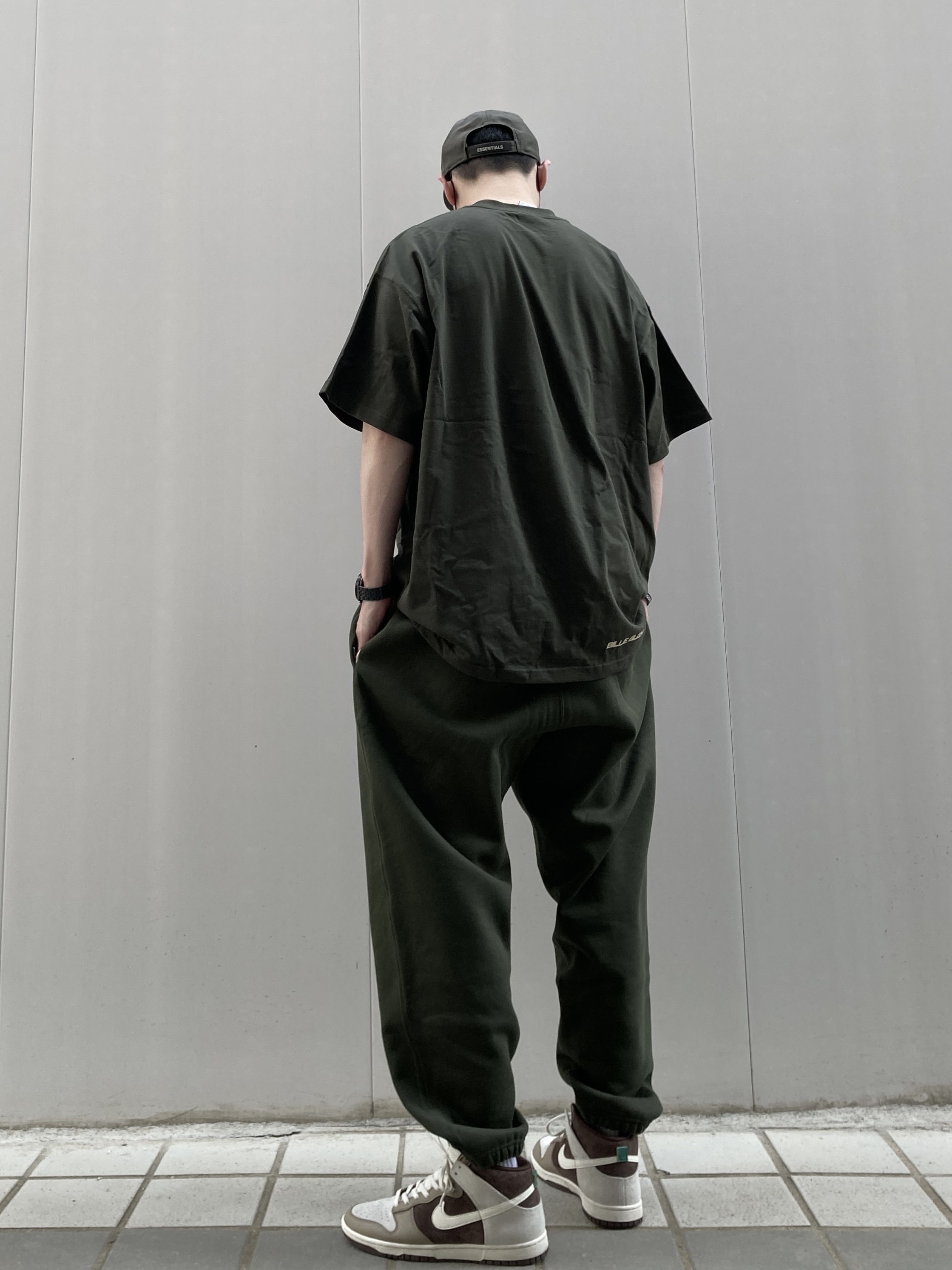 Nike x Billie Eilish NRG T-Shirt Sequoia - US/EU, Nike x Billie Eilish NRG Fleece Pants Sequoia - US/EU 착용 스타일 - 3