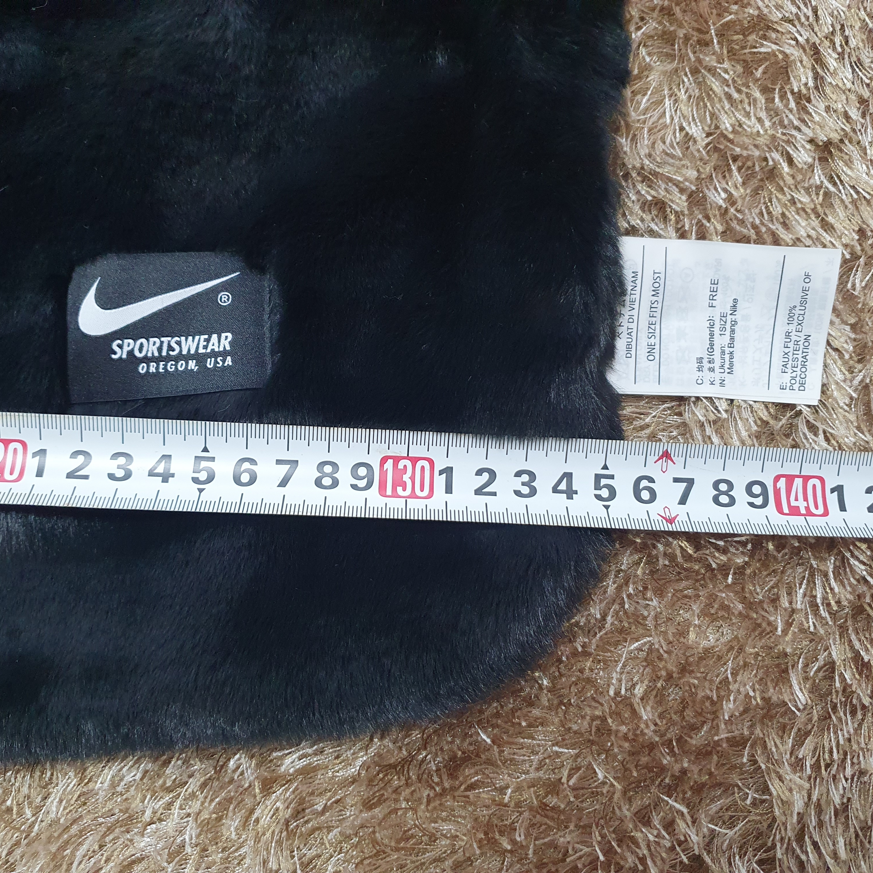 Nike NSW Faux Fur Blanket Black White 착용 스타일 - 3