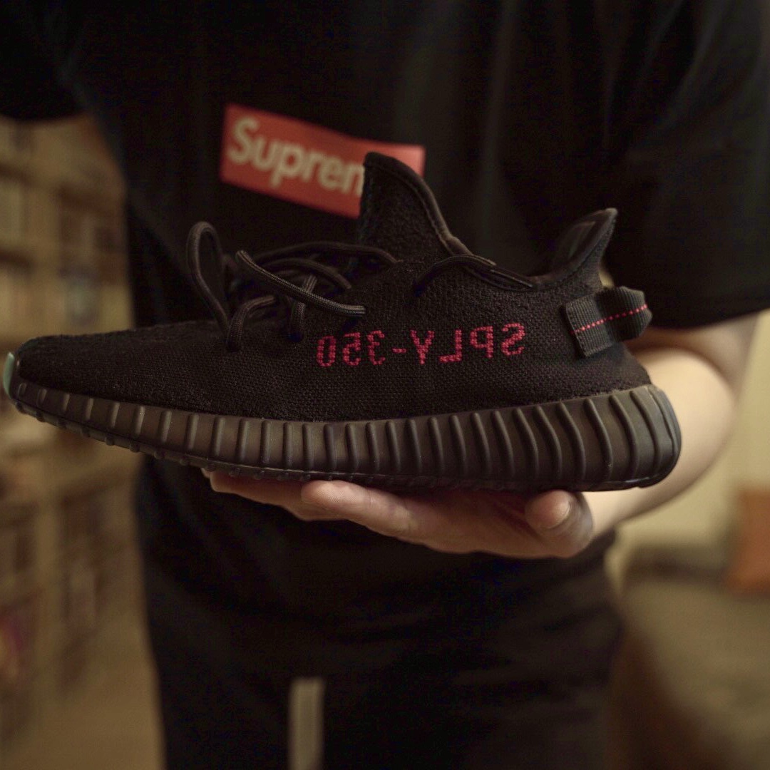 Adidas Yeezy Boost 350 V2 Black Red 2020, Nike x Sacai VaporWaffle String & Black Villain Red 착용 스타일 - 2