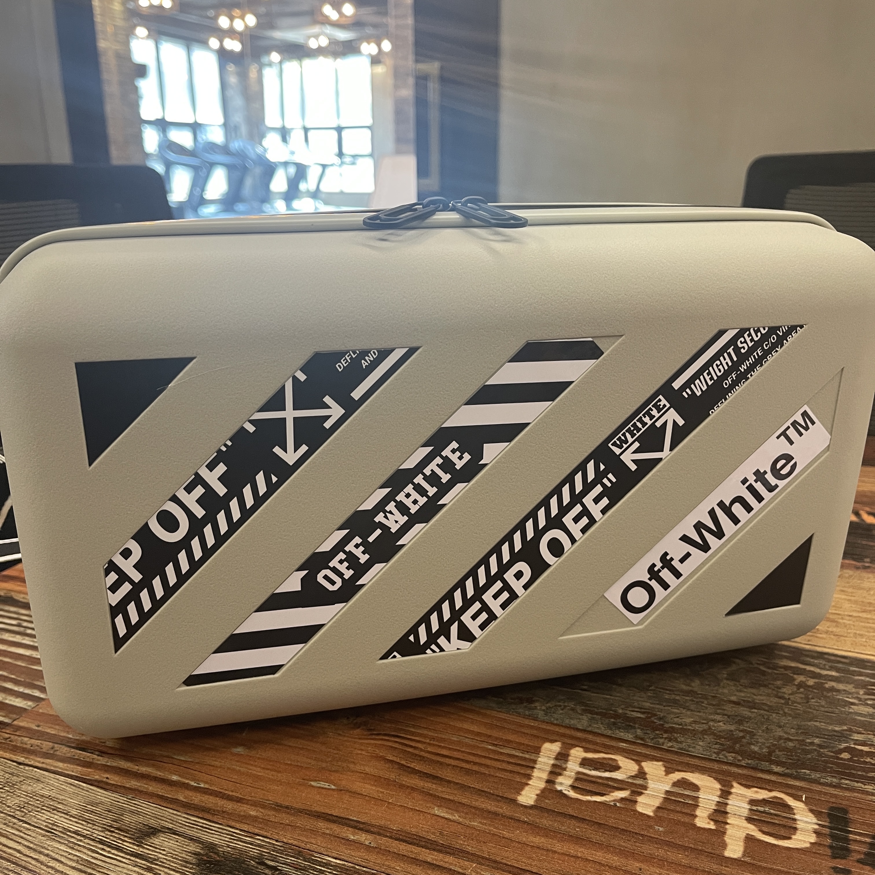 Off-White x Amore Pacific Protection Box (Without Cosmetics) 착용 스타일 - 1