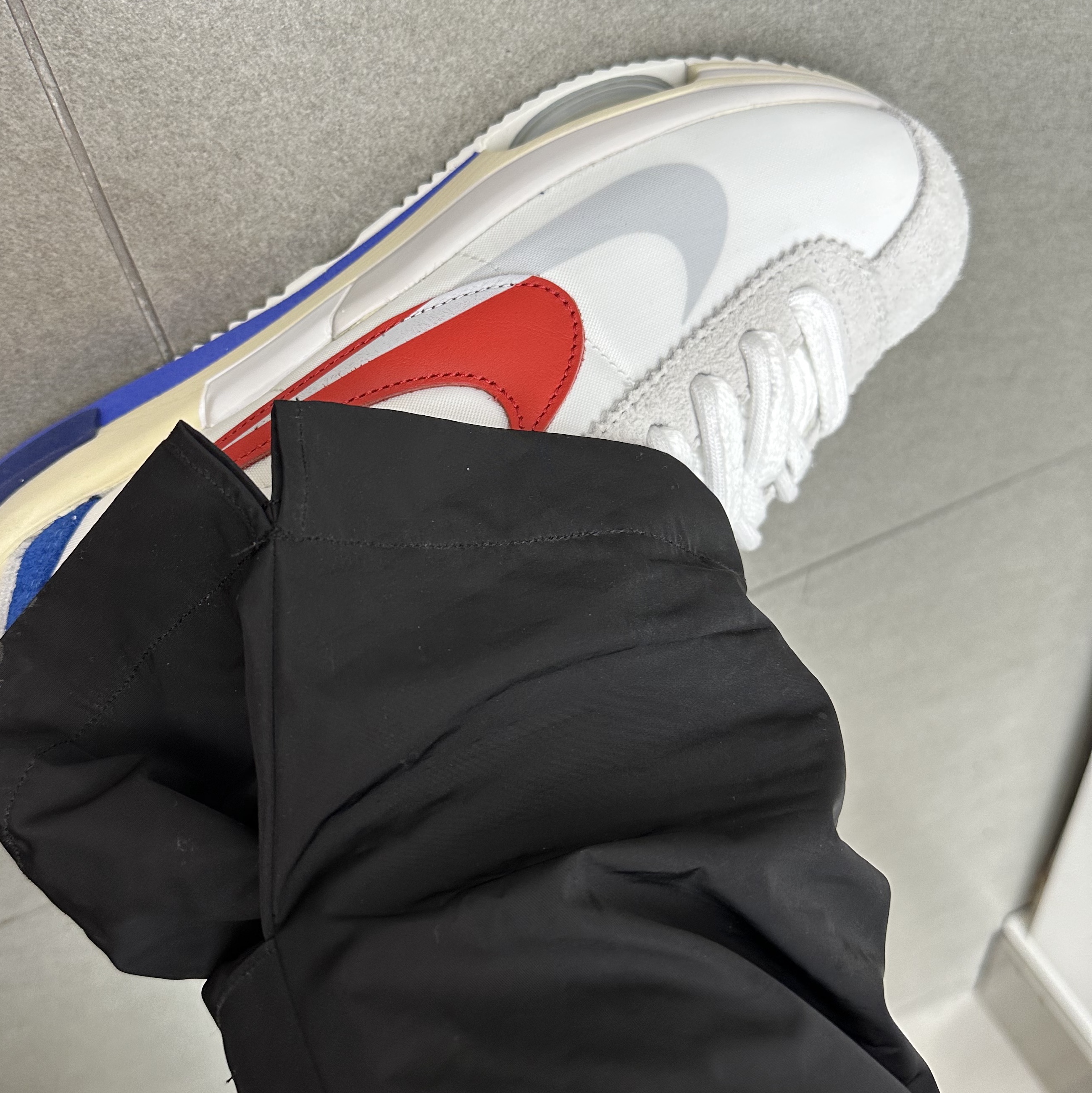 Nike x Sacai Zoom Cortez SP White and University Red 착용 스타일