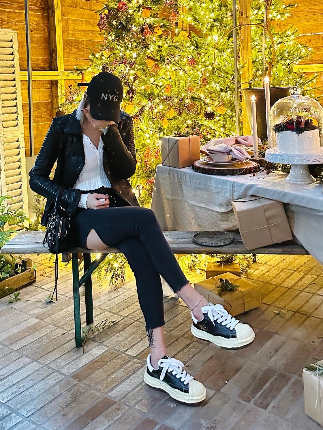 Maison Mihara Yasuhiro Blakey VL OG Sole Leather Low-top Sneakers Black 착용 스타일 - 3