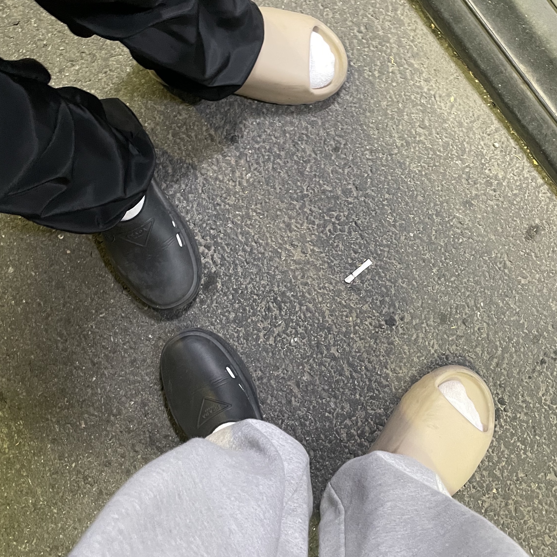 Prada Mellow Rubber Mules Black, Adidas Yeezy Slide Pure 착용 스타일 - 2