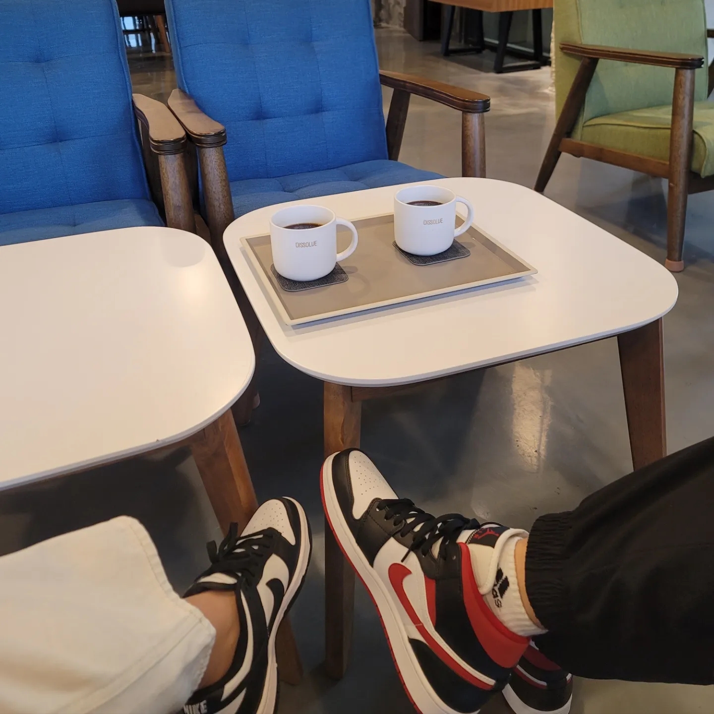 (W) Nike Dunk Low Black, Jordan 1 Mid Gym Red Black White 착용 스타일