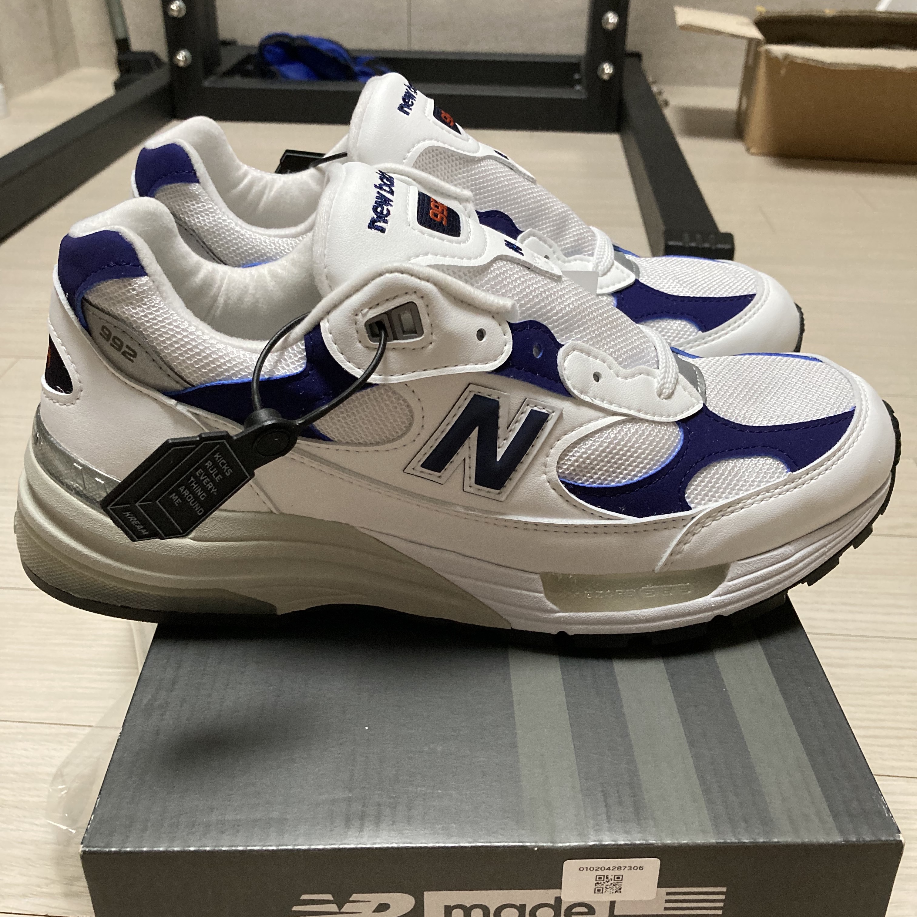 New Balance 992 Made in USA White Navy 착용 스타일 - 2