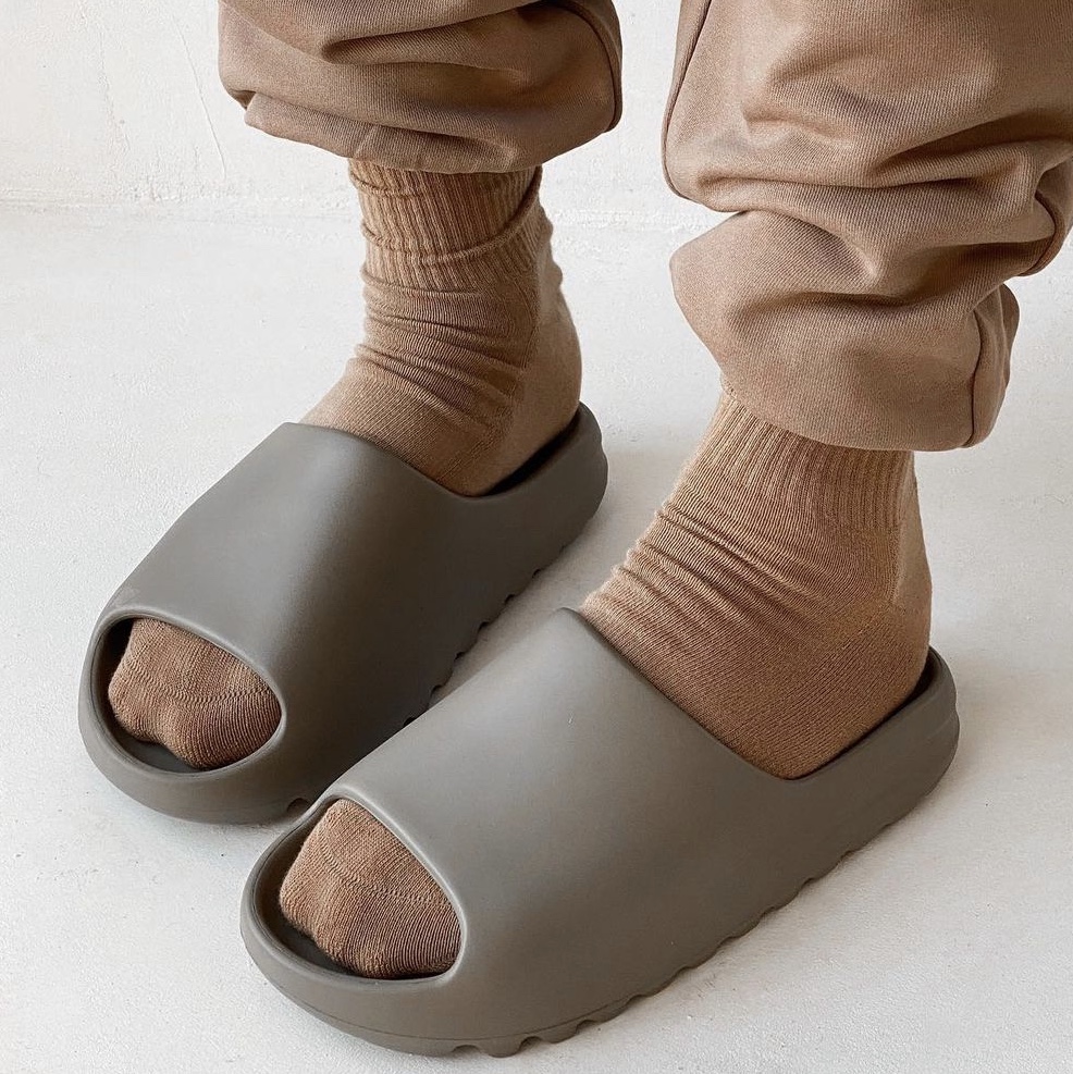 Adidas Yeezy Slide Flax 착용 스타일