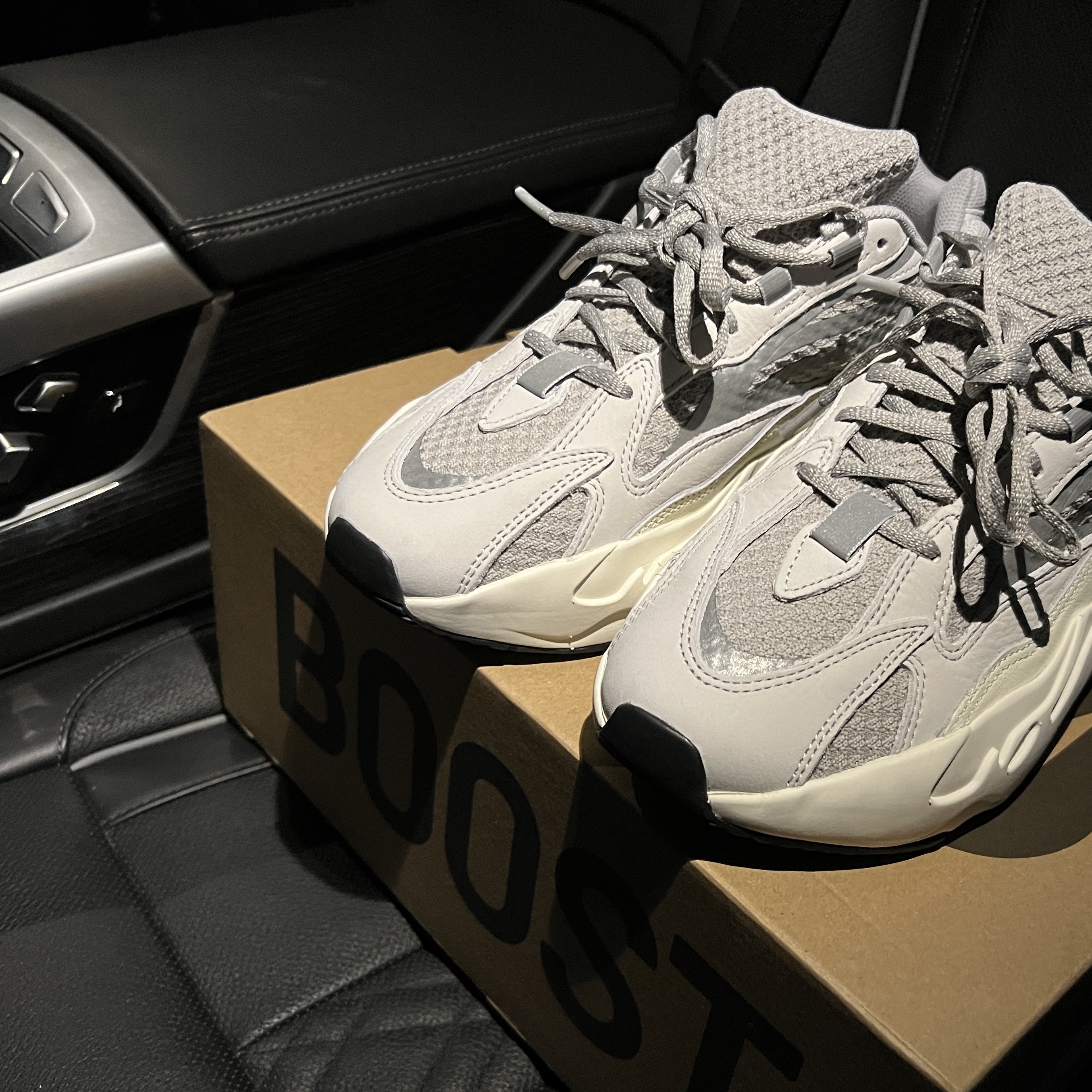 Adidas Yeezy Boost 700 V2 Static 2022 착용 스타일