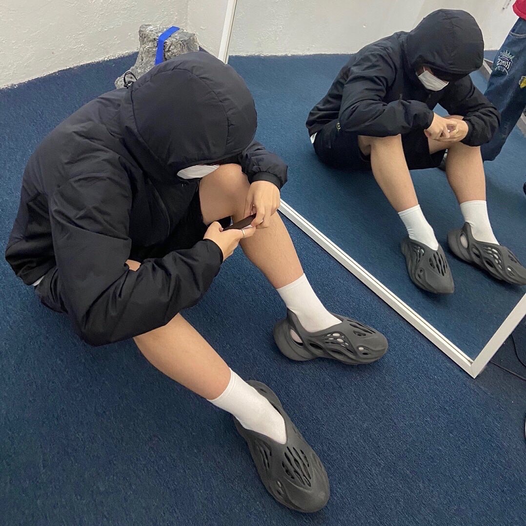 Arc'teryx Atom LT Hoody Black, Adidas Yeezy Foam RNNR Onyx 착용 스타일 - 1