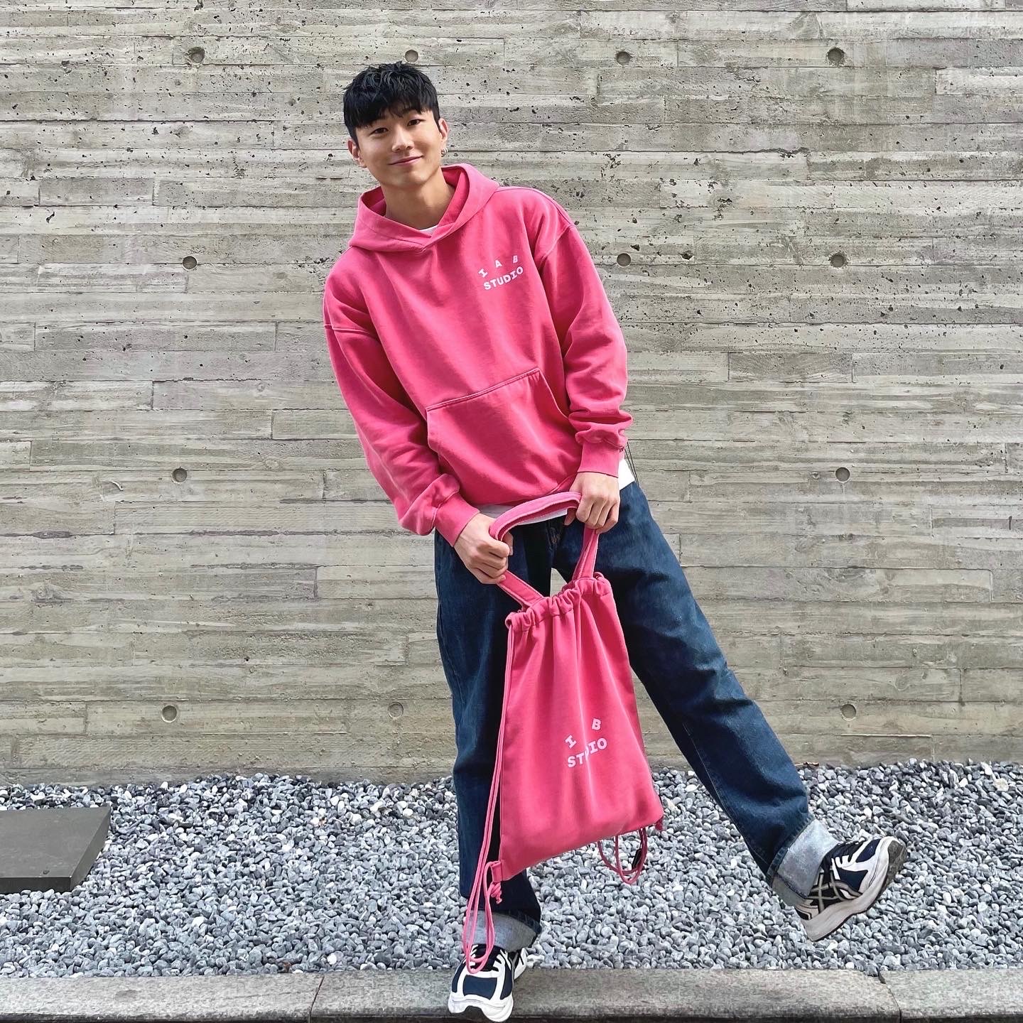 IAB Studio Pigment Hoodie & Sack Coral 착용 스타일 - 3