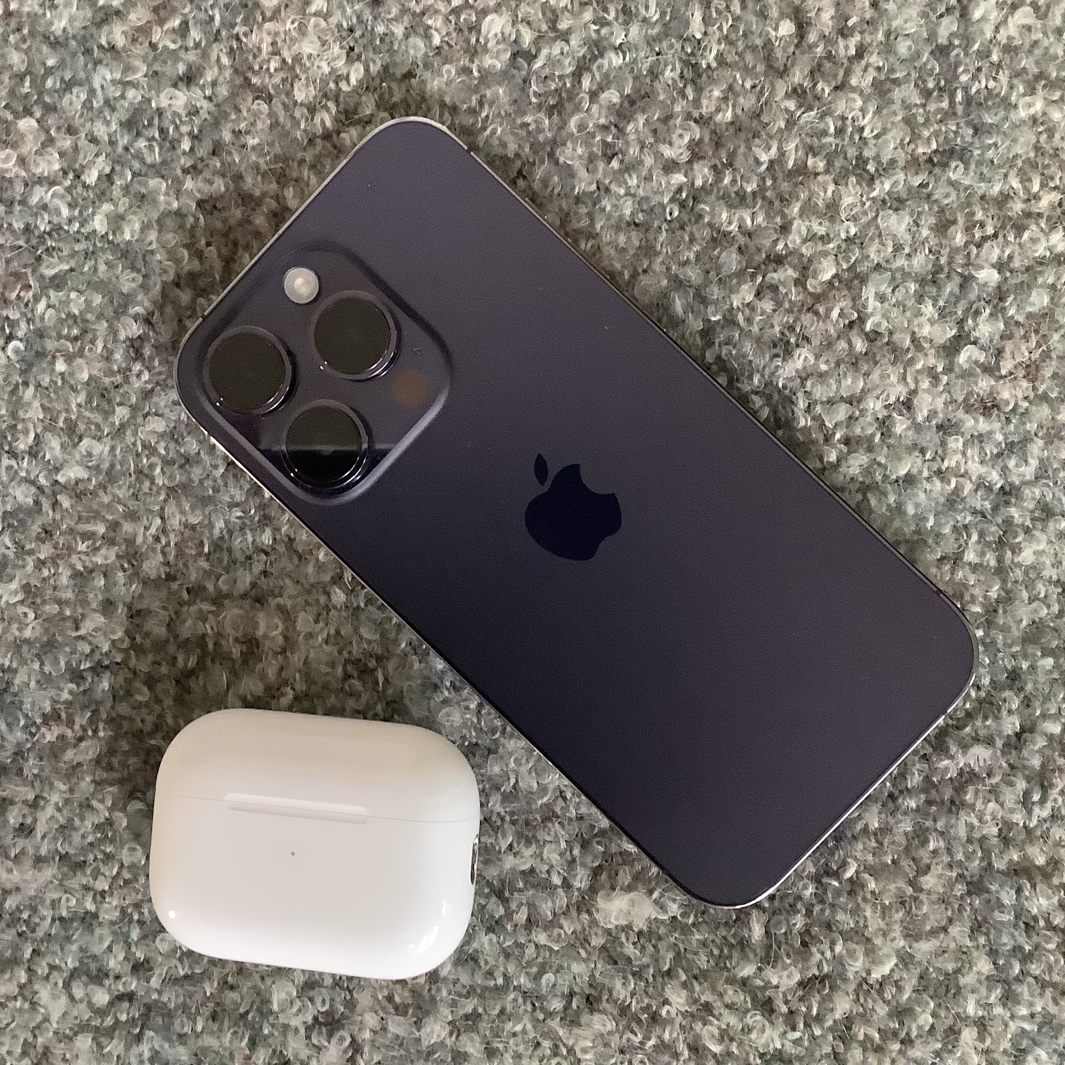 Apple AirPods Pro 2nd Gen (Korean Ver.), Apple iPhone 14 Pro 256GB Deep Purple (Korean Ver.) 착용 스타일 - 1