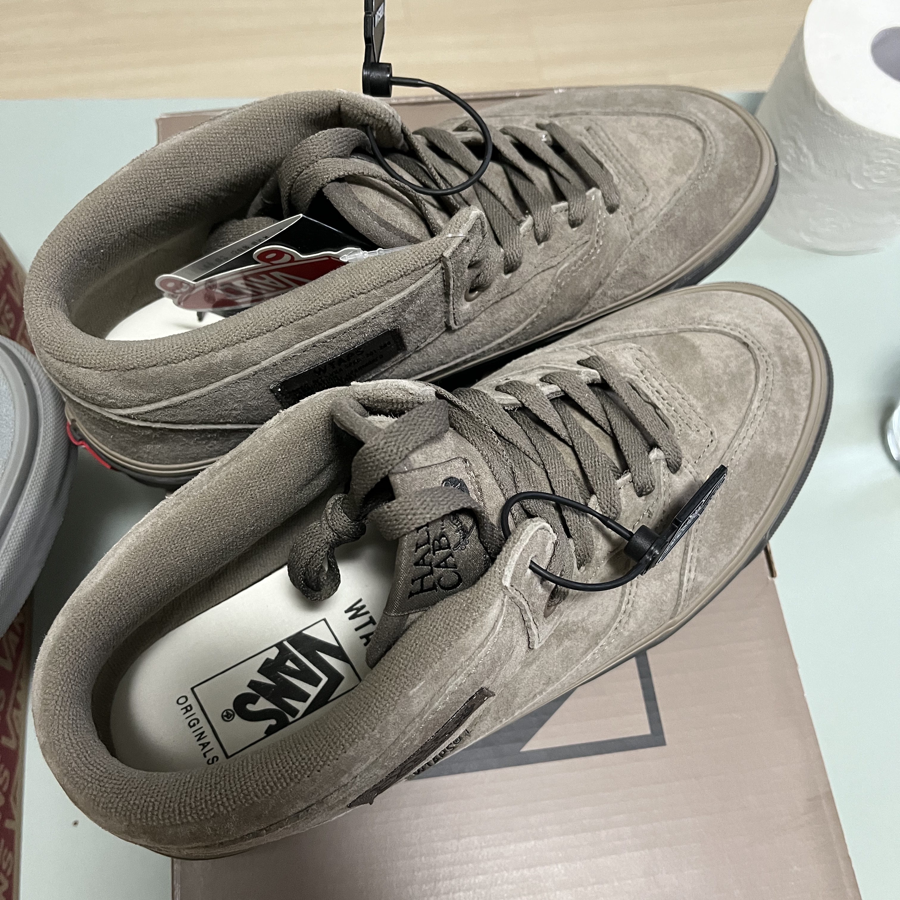 Vans Vault x WTAPS OG Half Cab LX Coyote, Vans x Neighborhood Era 95 DX Grey 착용 스타일 - 3