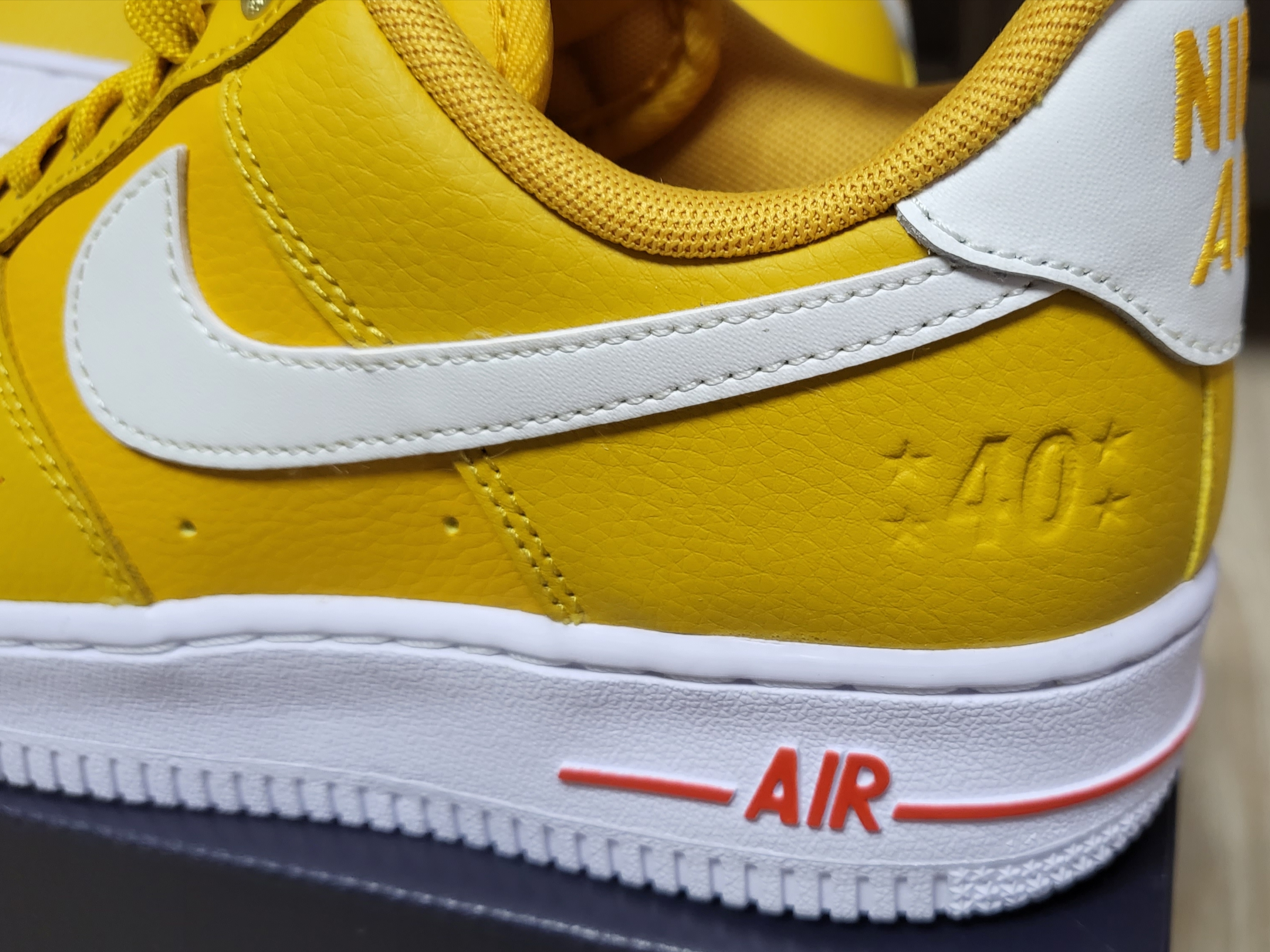 (W) Nike Air Force 1 '07 SE 40th Anniversary Join Forces Yellow Ochre 착용 스타일 - 2