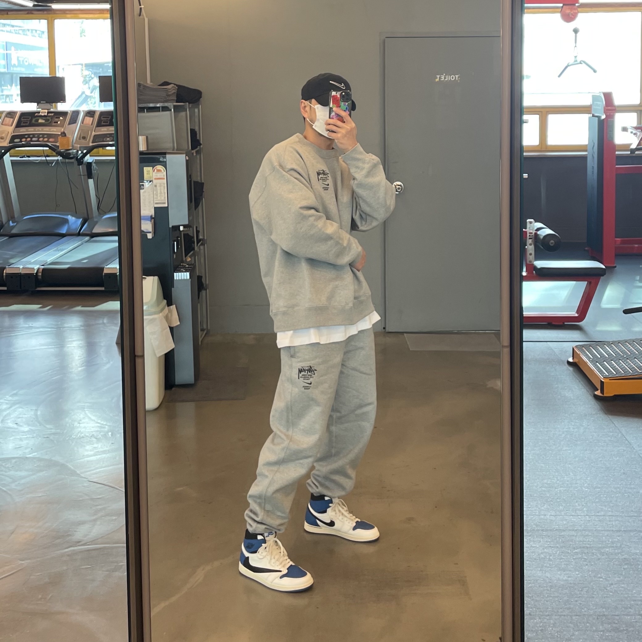 Jordan 1 x Travis Scott x Fragment Retro High OG SP Military Blue, Nike x Stussy NRG ZR Fleece Crewneck Heather Grey - US/EU 착용 스타일