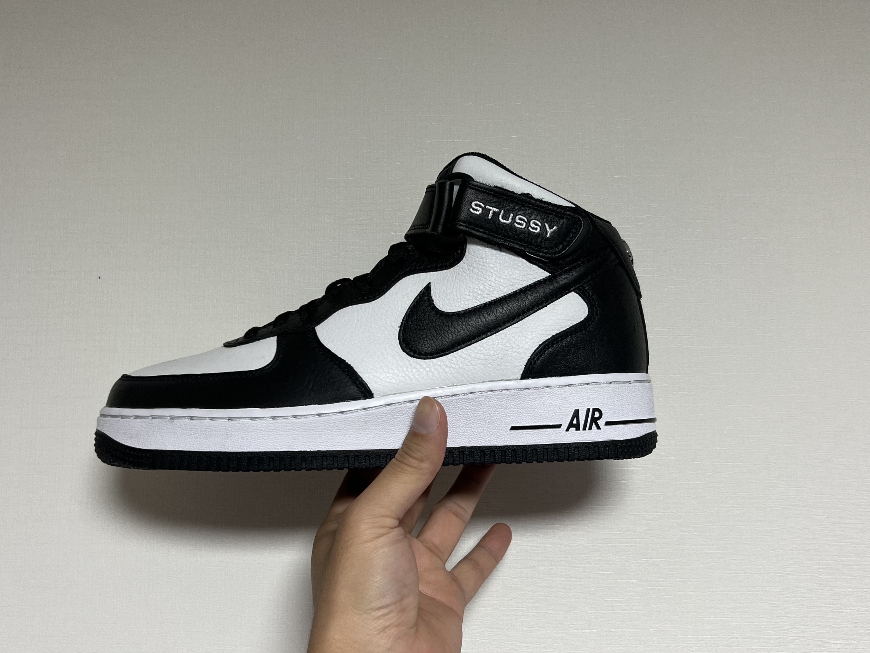 Nike x Stussy Air Force 1 '07 Mid SP Black and Light Bone 착용 스타일