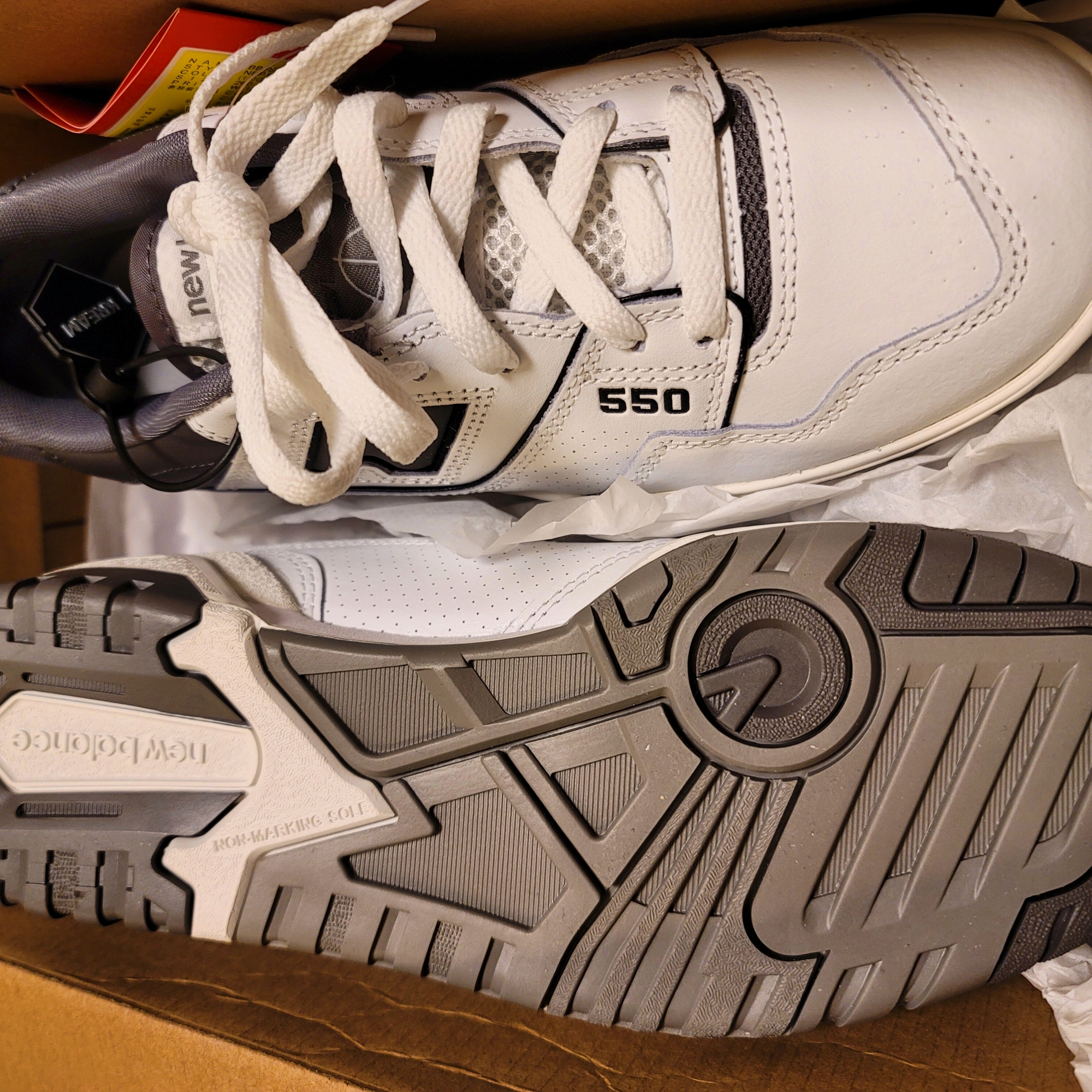 New Balance 550 White Grey Dark Grey - 2E Wide 착용 스타일 - 2
