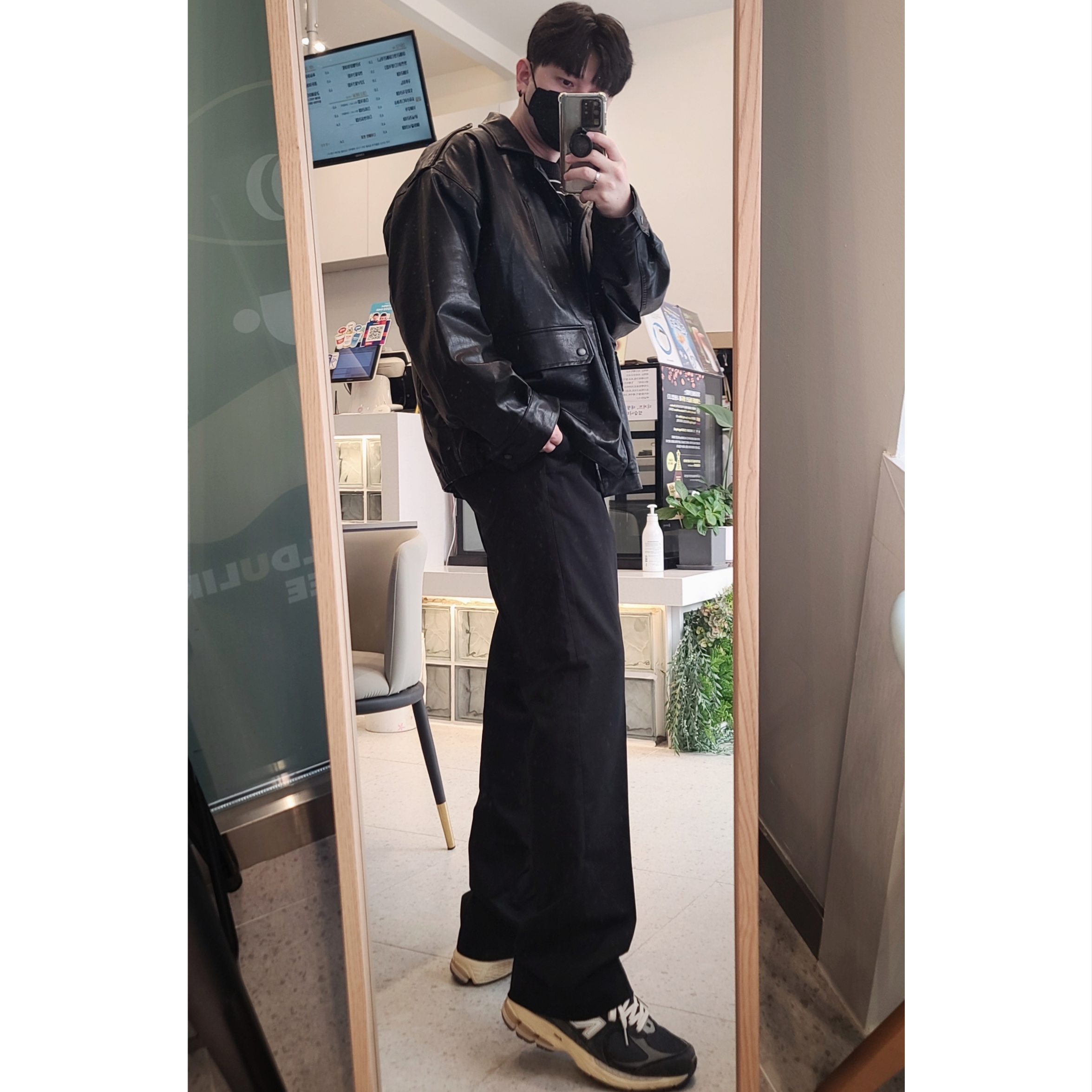 New Balance 2002R Special Vintage Black Grey 착용 스타일 - 1