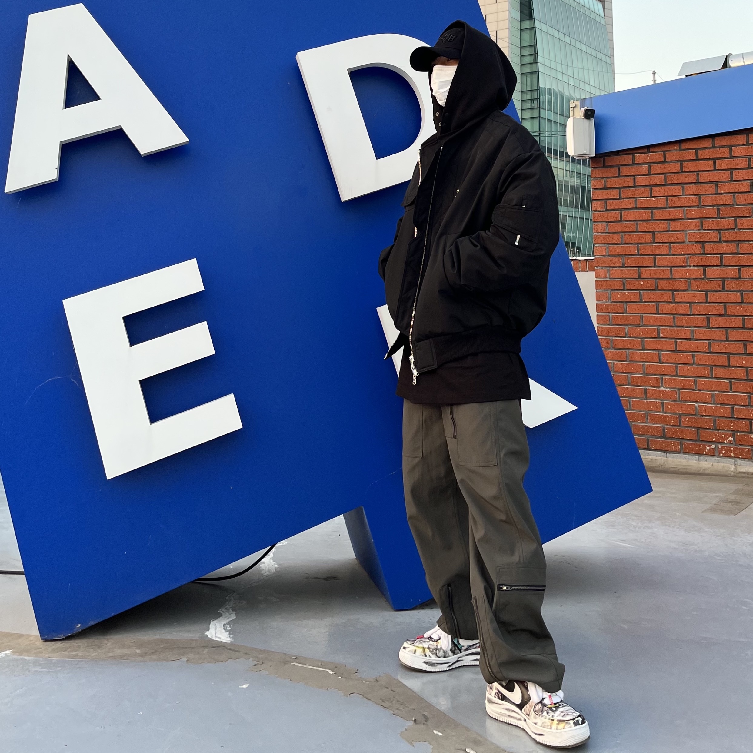 Darkr8m Studio Upside Down Black Logo Cap, Undermycar Ababell Multi Flap Oversized Bomber Beluga - 22SS 착용 스타일