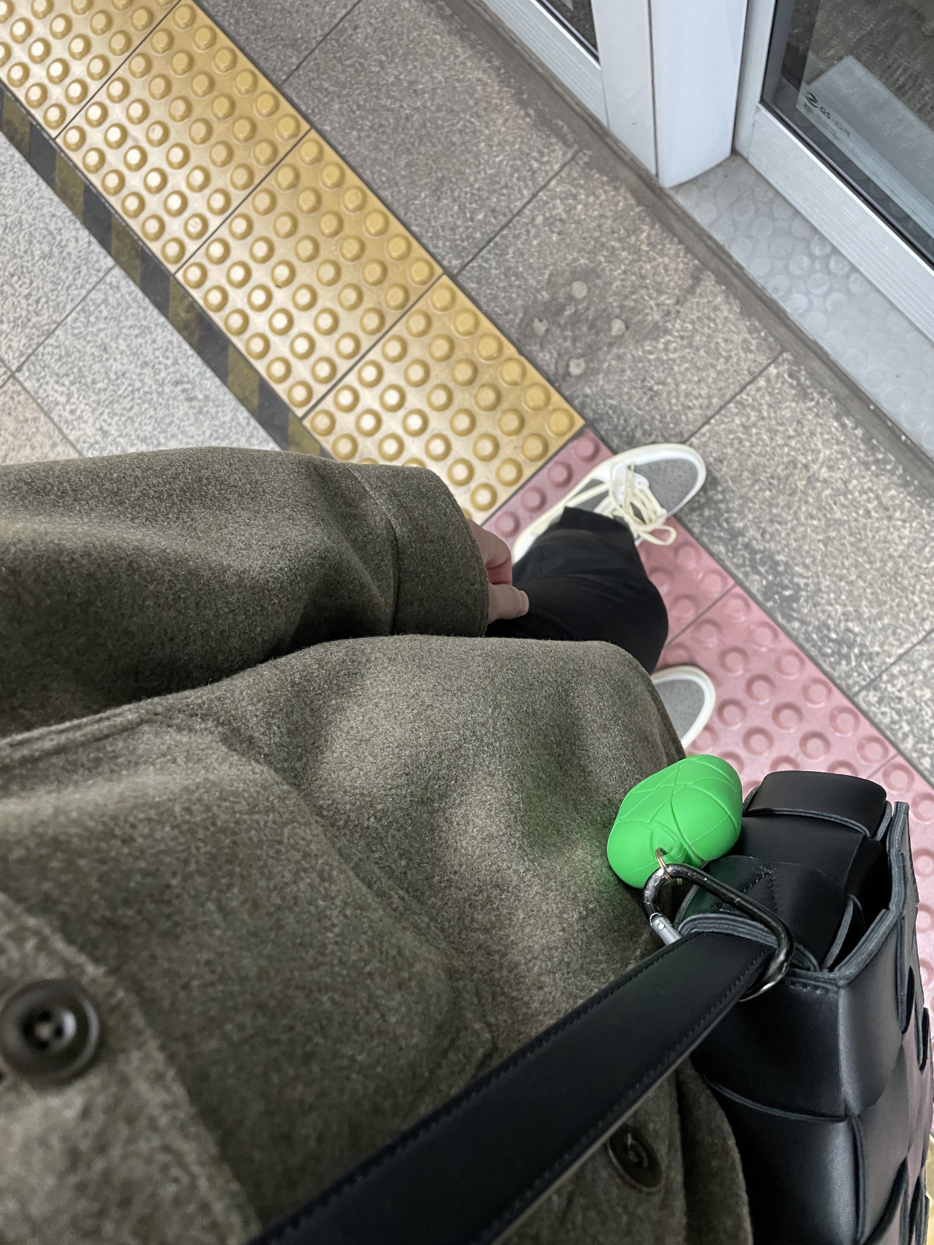 Jordan 1 x Travis Scott Retro Low OG SP Sail and Ridgerock, Bottega Veneta AirPods Pro Case Parakeet 착용 스타일