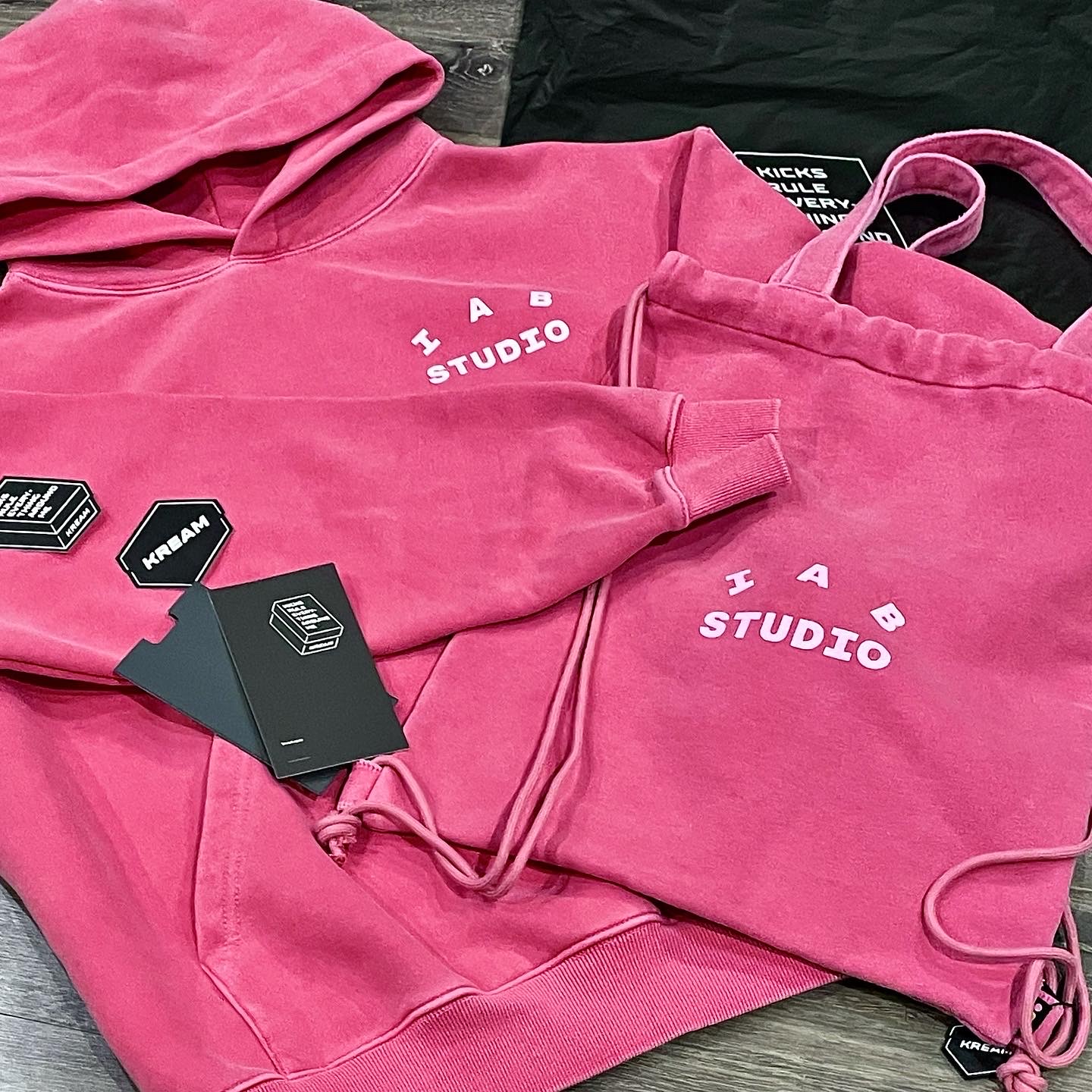 IAB Studio Pigment Hoodie & Sack Coral 착용 스타일 - 4