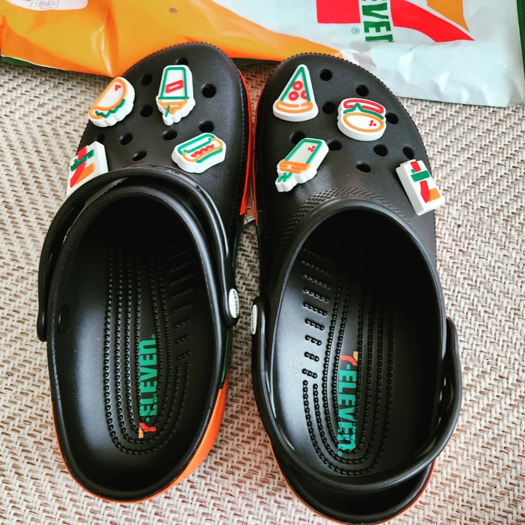 Crocs x 7-Eleven Classic Clog Black 착용 스타일 - 3