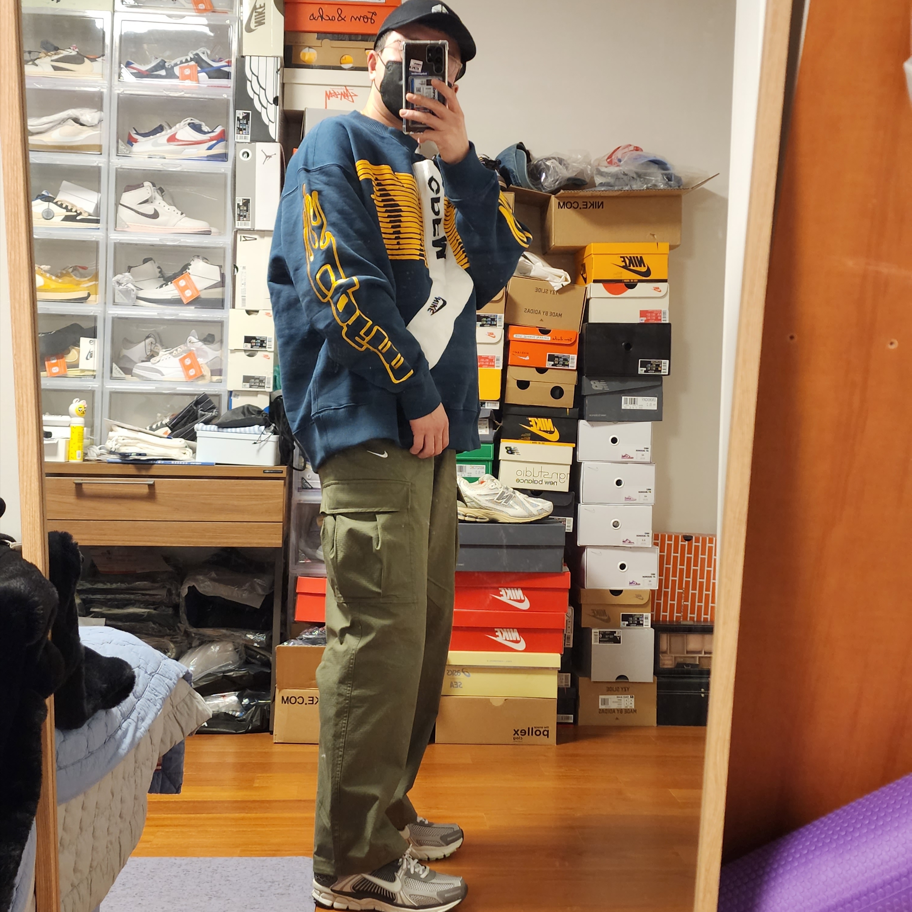Supreme x Nike ACG Denim 6-Panel Black - 22FW, Nike x Cactus Plant Flea Market Socks Fleece Crewneck Dark Green - US/EU 착용 스타일 - 3