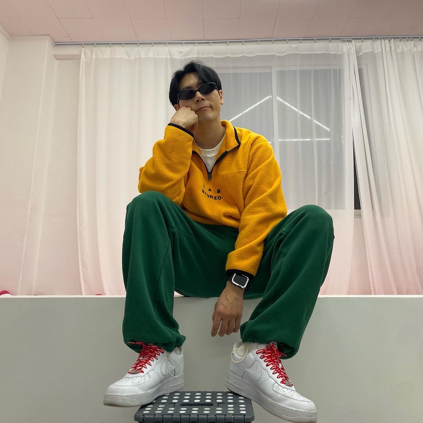 Nike x Supreme Air Force 1 Low White 착용 스타일 - 3