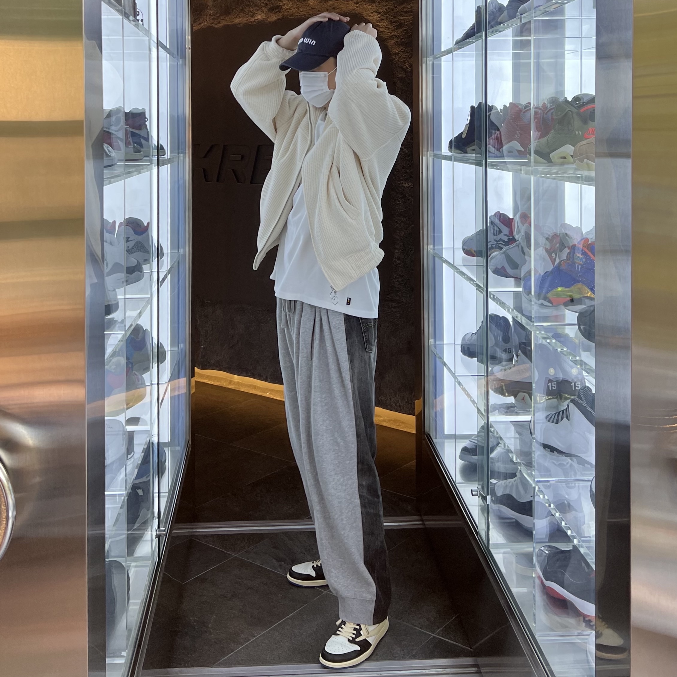 Jordan 1 x Travis Scott x Fragment Retro Low OG SP Military Blue, IAB Studio x Kakao Friends T-Shirt White 착용 스타일
