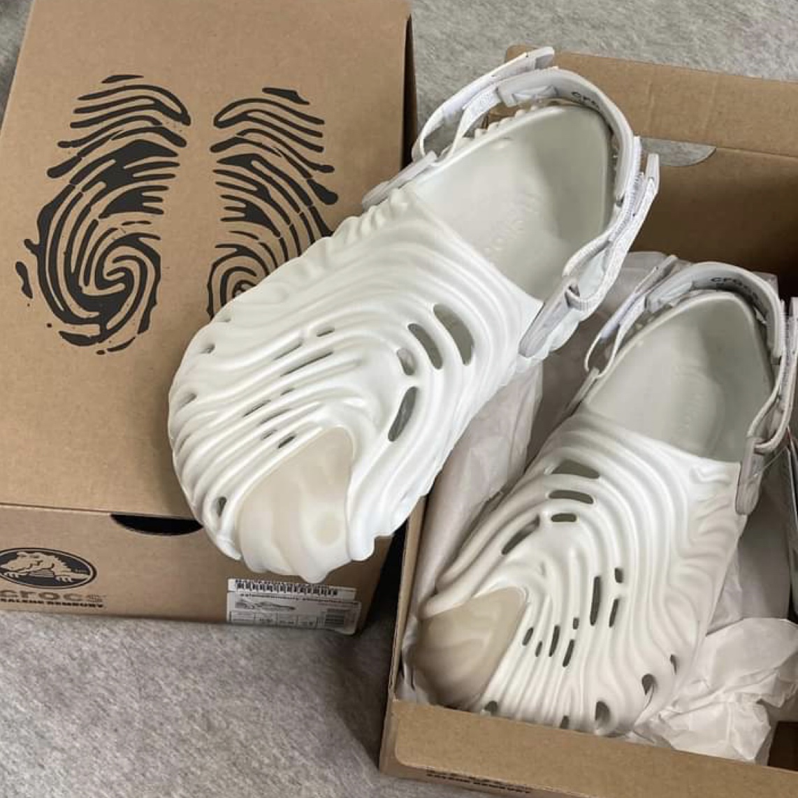 Adidas Yeezy Foam RNNR Sand, Crocs x Salehe Bembury Pollex Clog Sasquatch 착용 스타일 - 2