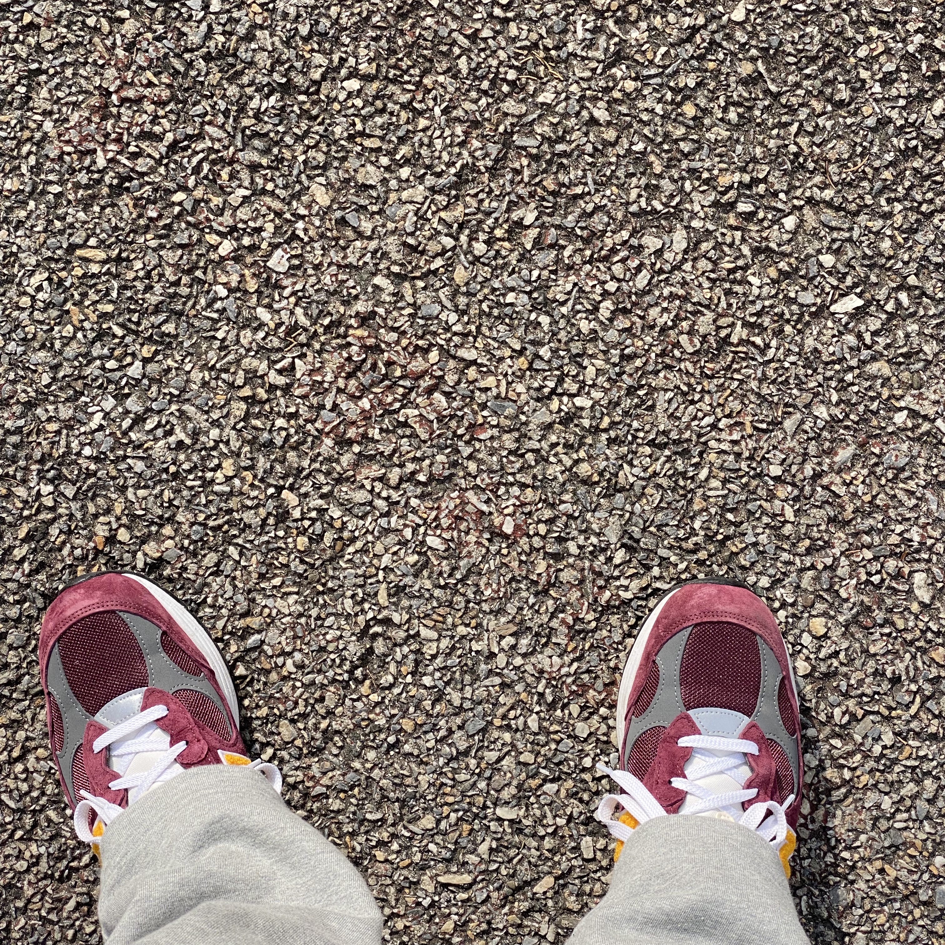 New Balance 992 Made in USA Burgundy Gold 착용 스타일