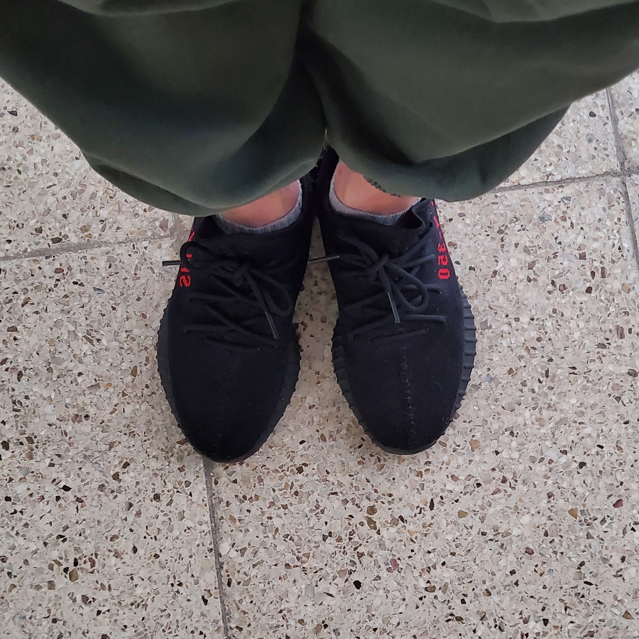 Adidas Yeezy Boost 350 V2 Black Red 2020 착용 스타일