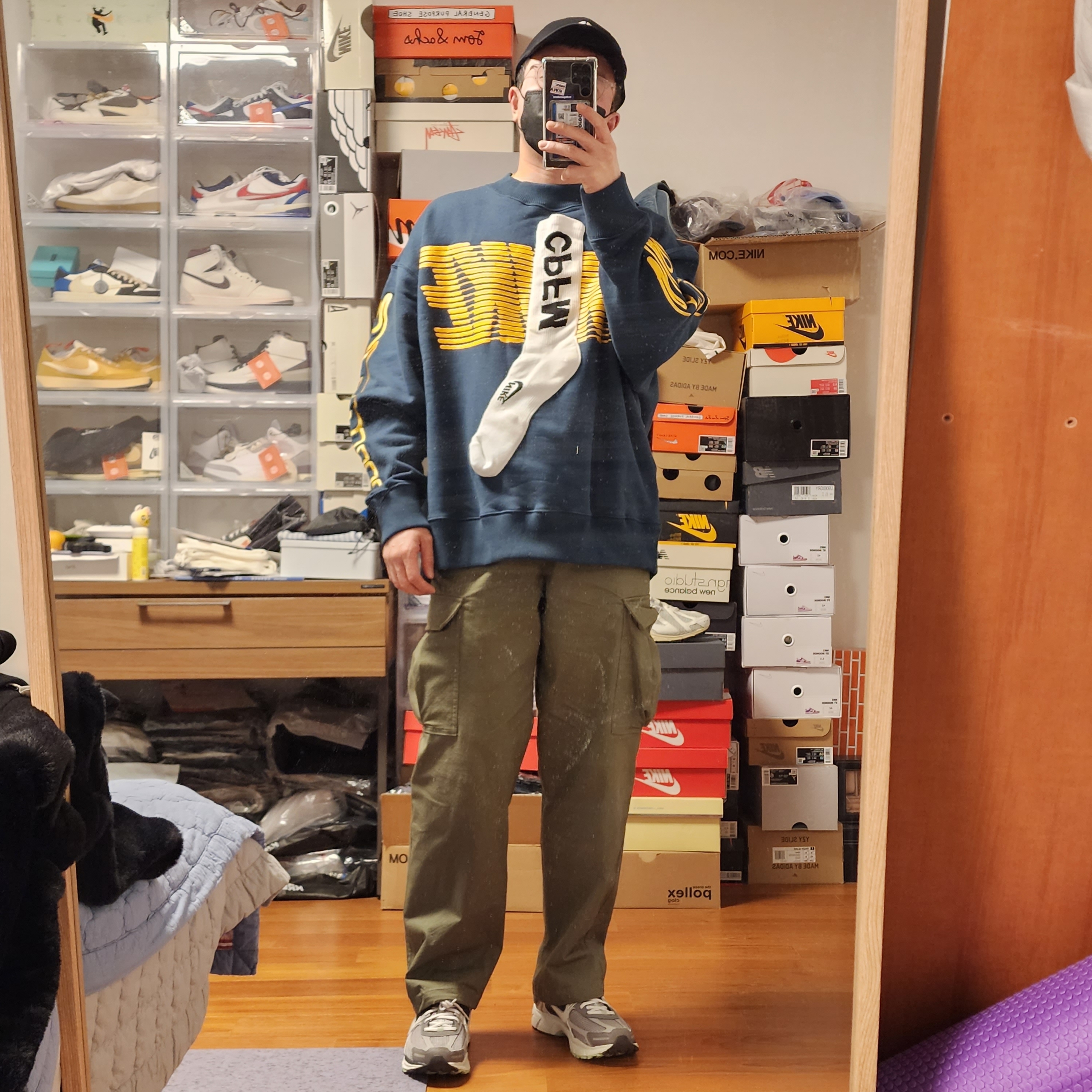 Supreme x Nike ACG Denim 6-Panel Black - 22FW, Nike x Cactus Plant Flea Market Socks Fleece Crewneck Dark Green - US/EU 착용 스타일 - 2