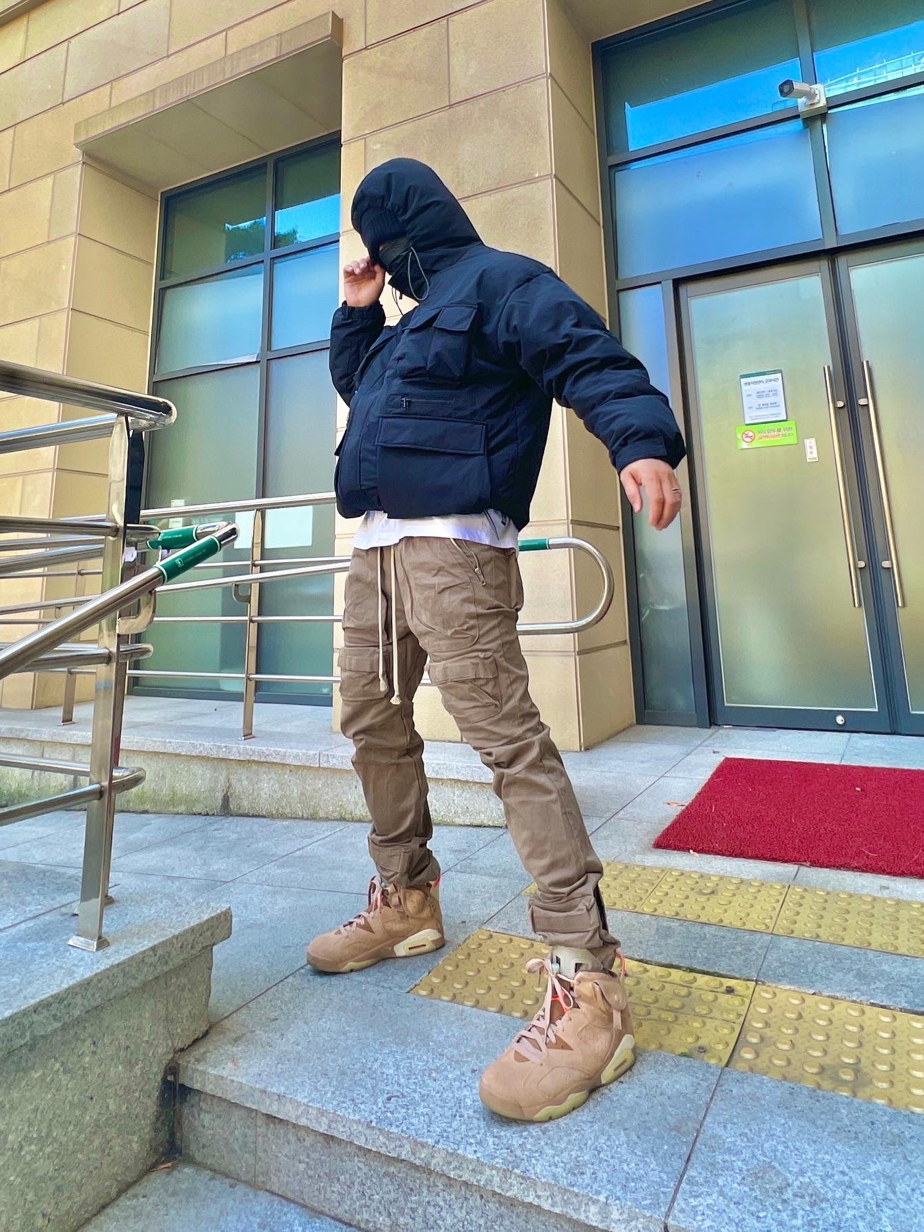 Jordan 6 x Travis Scott Retro SP British Khaki 착용 스타일 - 5