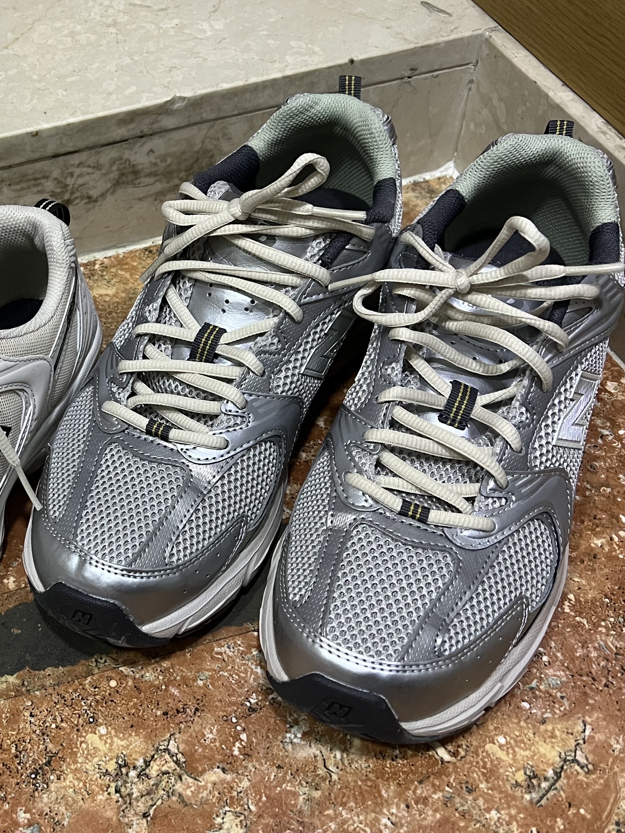 New Balance 530 Earth 착용 스타일 - 3