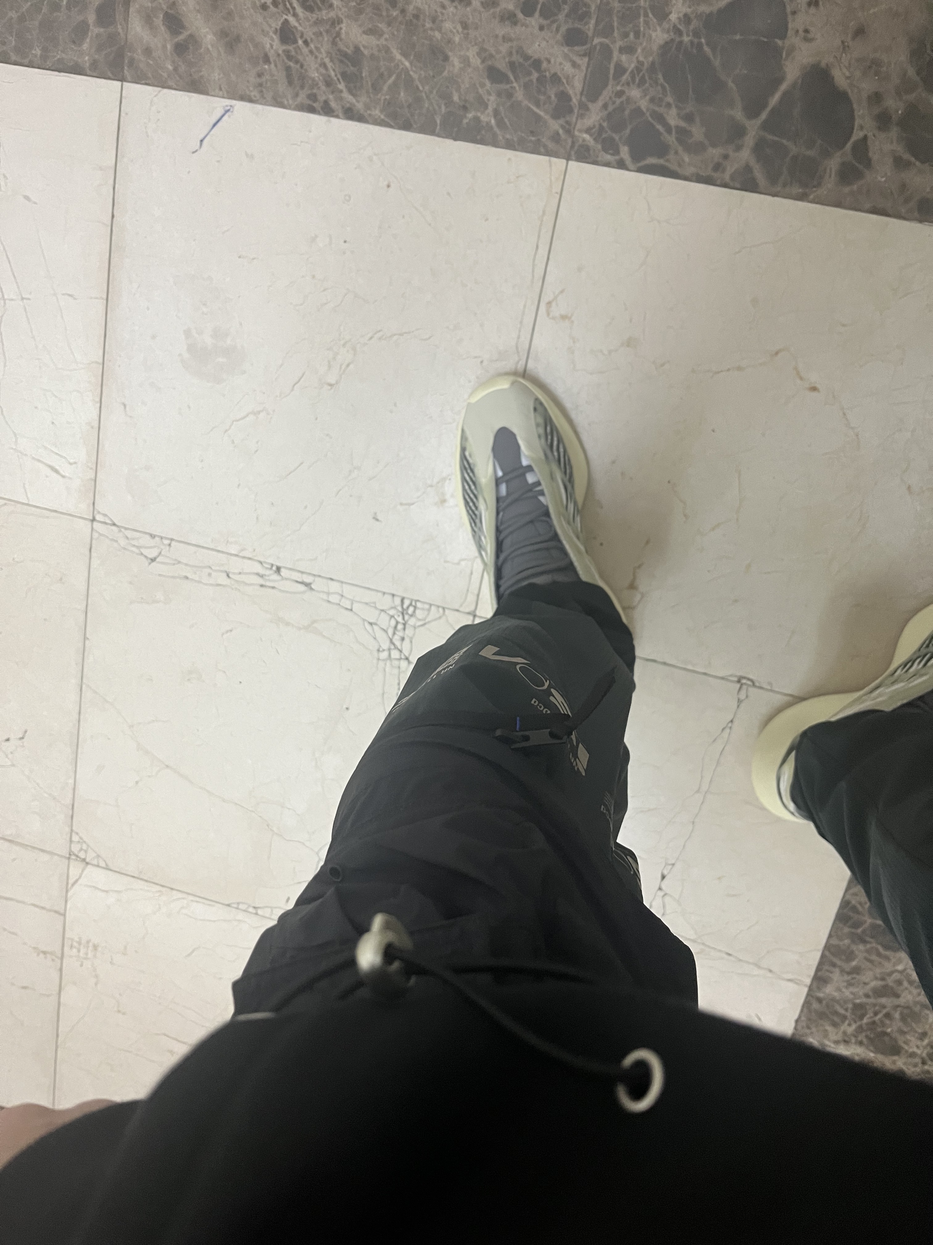 Nike NRG ISPA Convertible Pants Black, Adidas Yeezy 700 V3 Fade Salt 착용 스타일 - 1