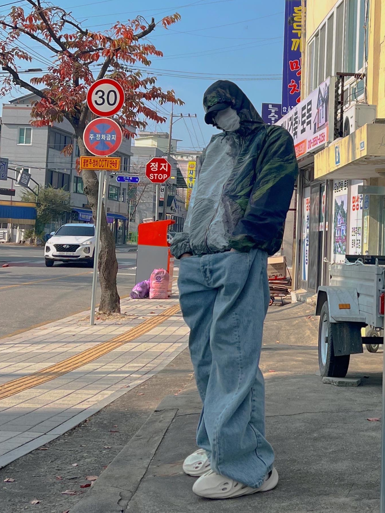 Stussy Coastline Beach Shell Jacket Multi, Adidas Yeezy Foam RNNR Sand 착용 스타일 - 1