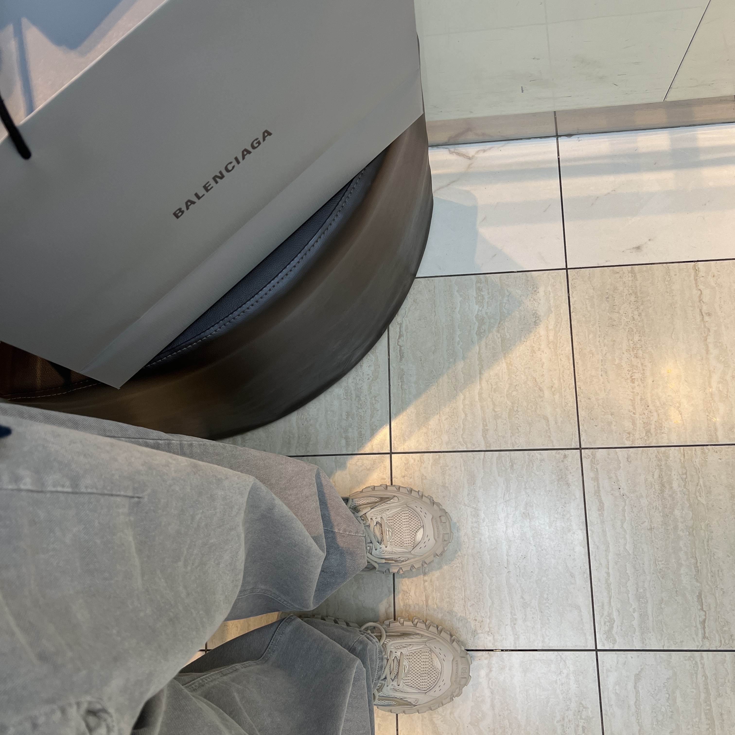 Balenciaga Defender Sneakers Beige 착용 스타일
