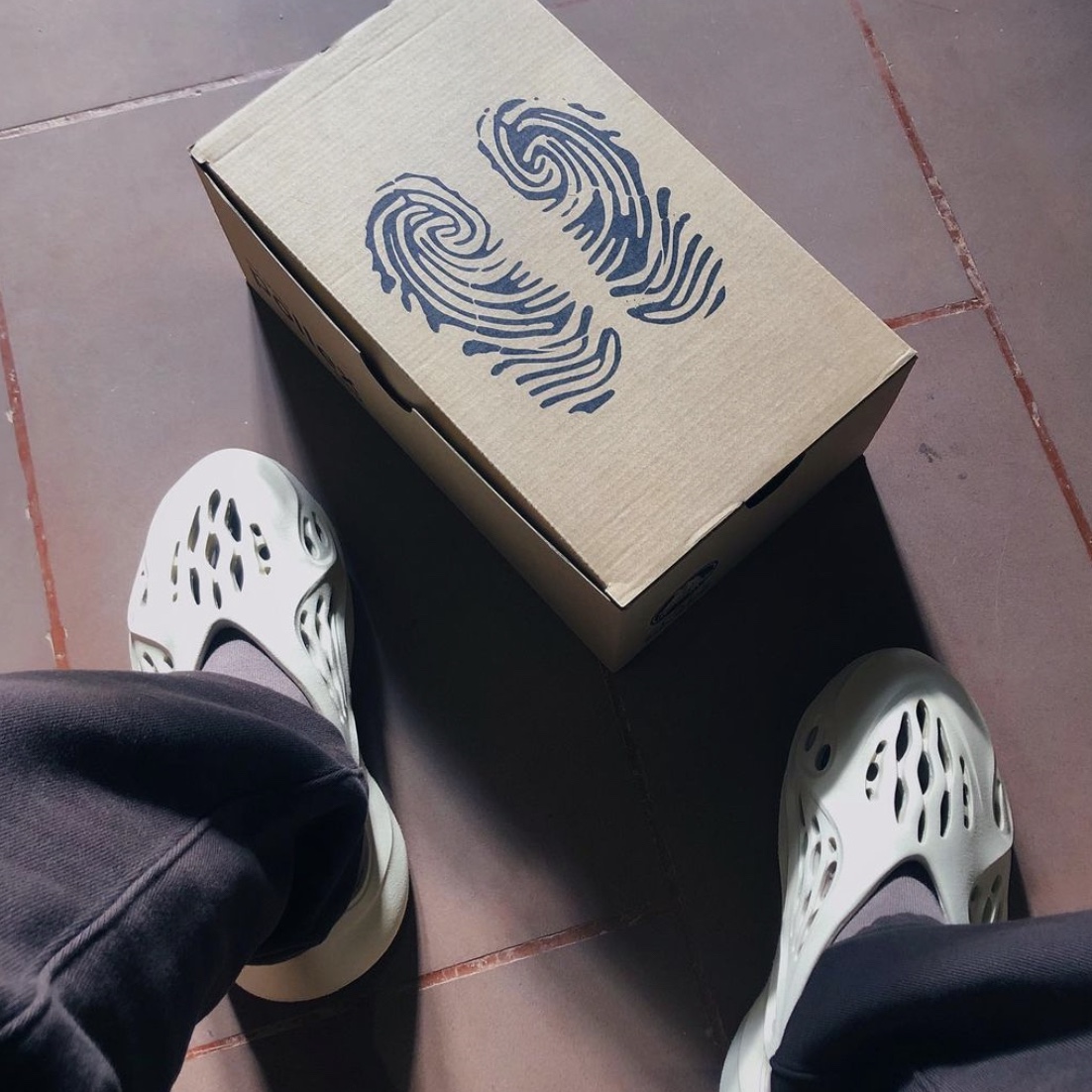 Adidas Yeezy Foam RNNR Sand, Crocs x Salehe Bembury Pollex Clog Sasquatch 착용 스타일 - 1