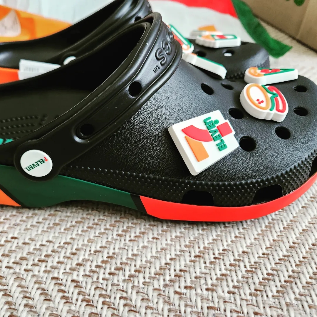 Crocs x 7-Eleven Classic Clog Black 착용 스타일 - 4